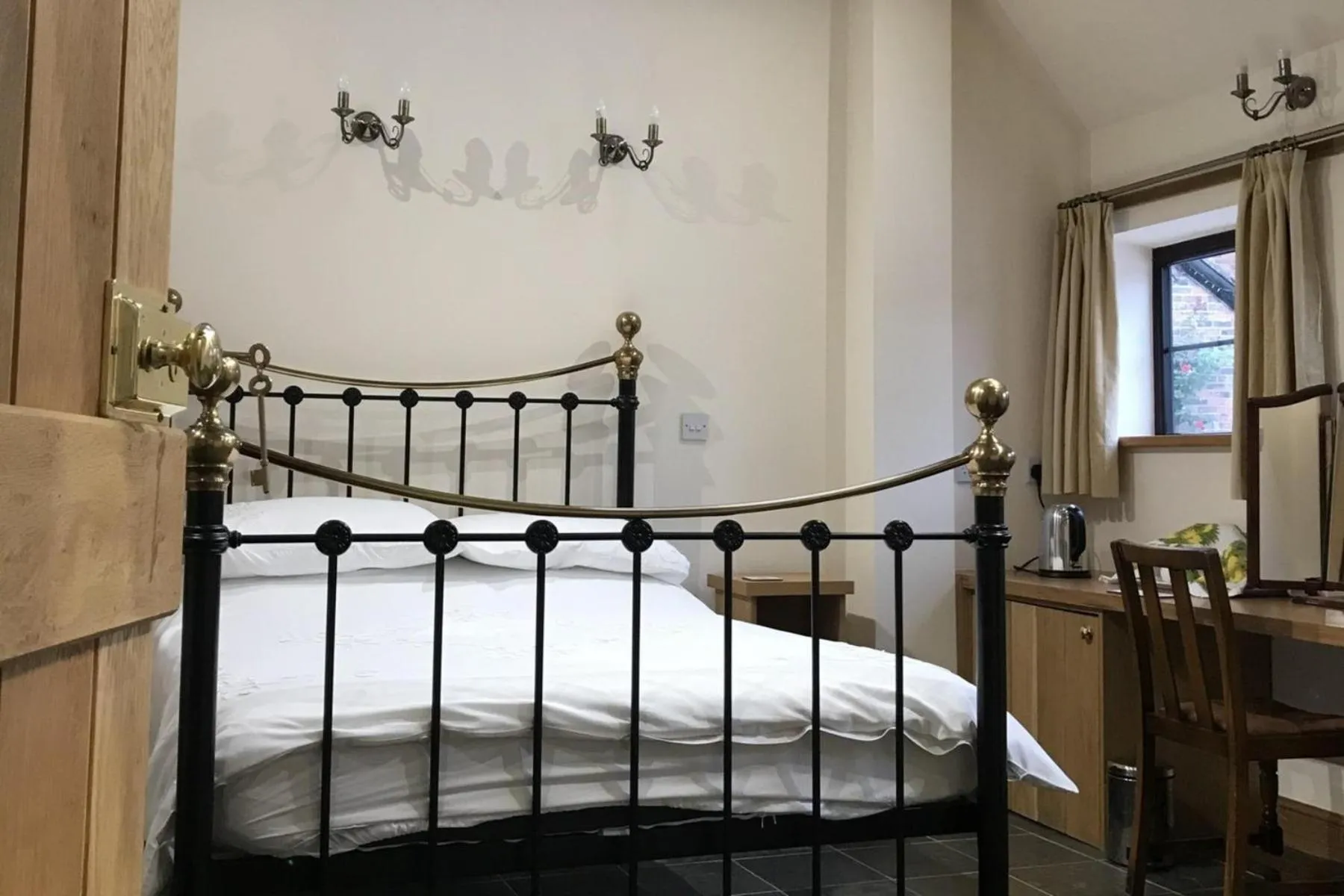 Bed in Nuneaton - Cottage - Sleeps 2 - Parking - Garden