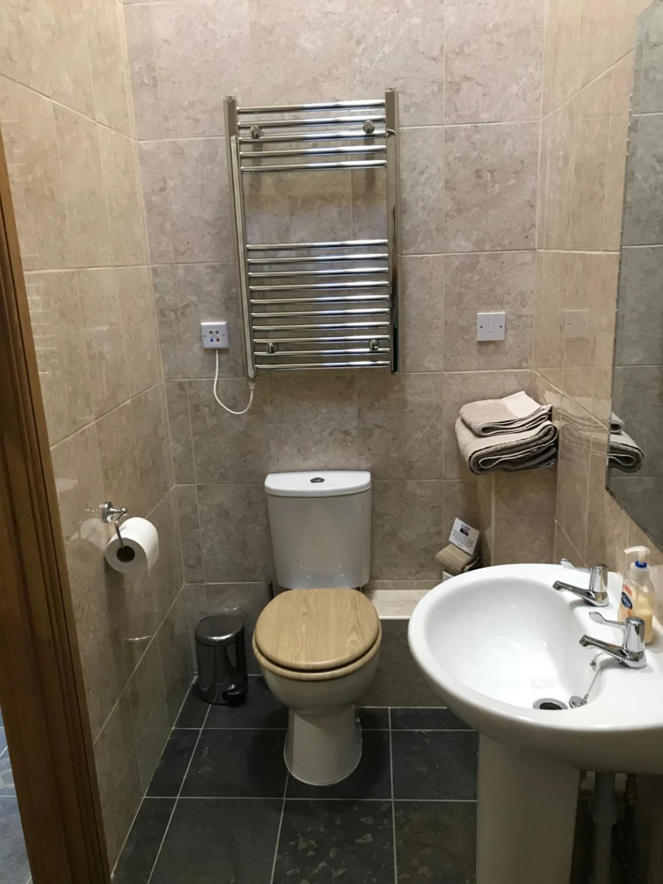 Bathroom in Nuneaton - Cottage - Sleeps 2 - Parking - Garden