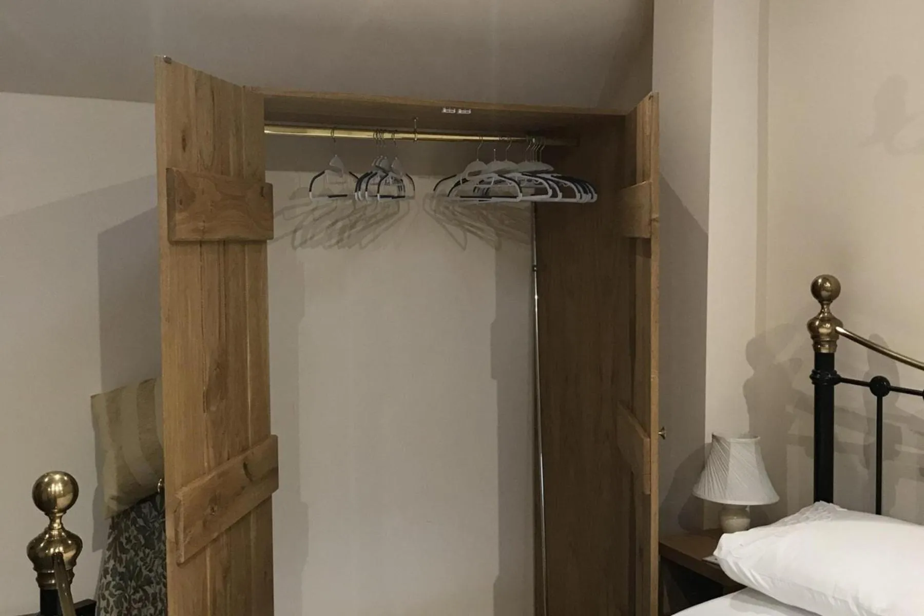 Bed in Nuneaton - Cottage - Sleeps 2 - Parking - Garden