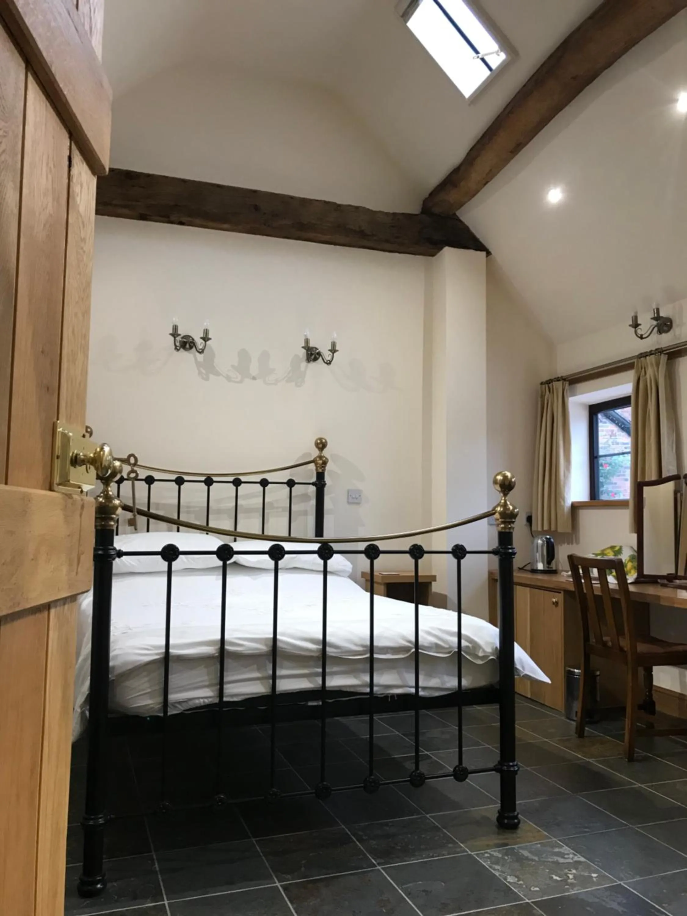 Bed in Nuneaton - Cottage - Sleeps 2 - Parking - Garden