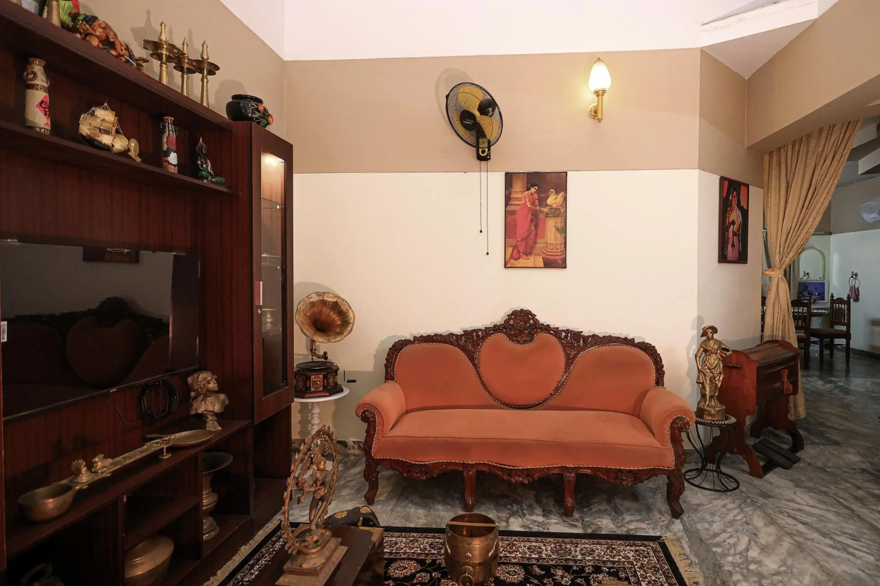 Communal lounge/ TV room in NALINAM HOMESTAY