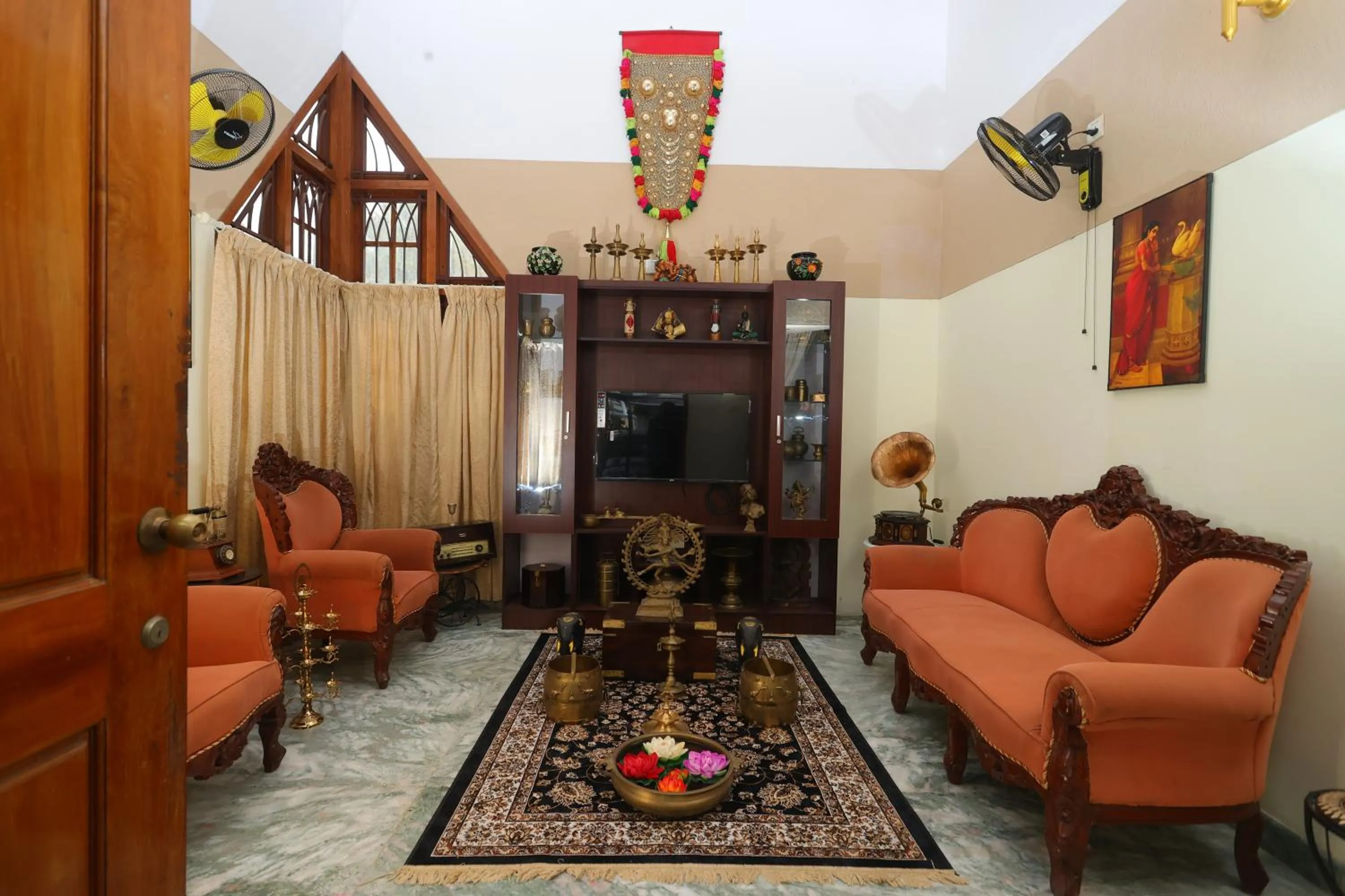 Communal lounge/ TV room in NALINAM HOMESTAY