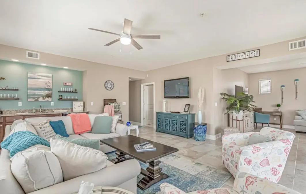 Stunning Ocean Breeze Luxury Villas 4D-Across The Street From The Ocean! Sleeps 10 guests!