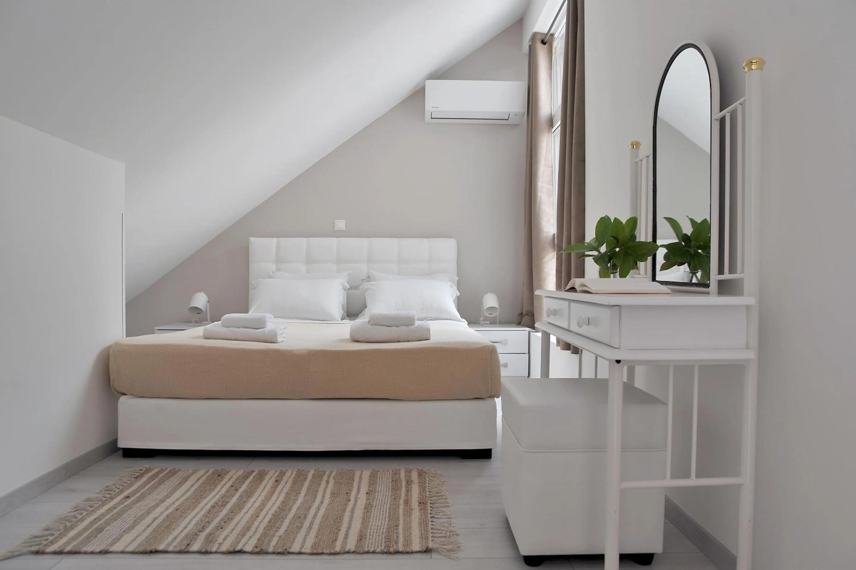 Bed in Alekos Luxury Suites - Free 24hr Transformation From To Airport