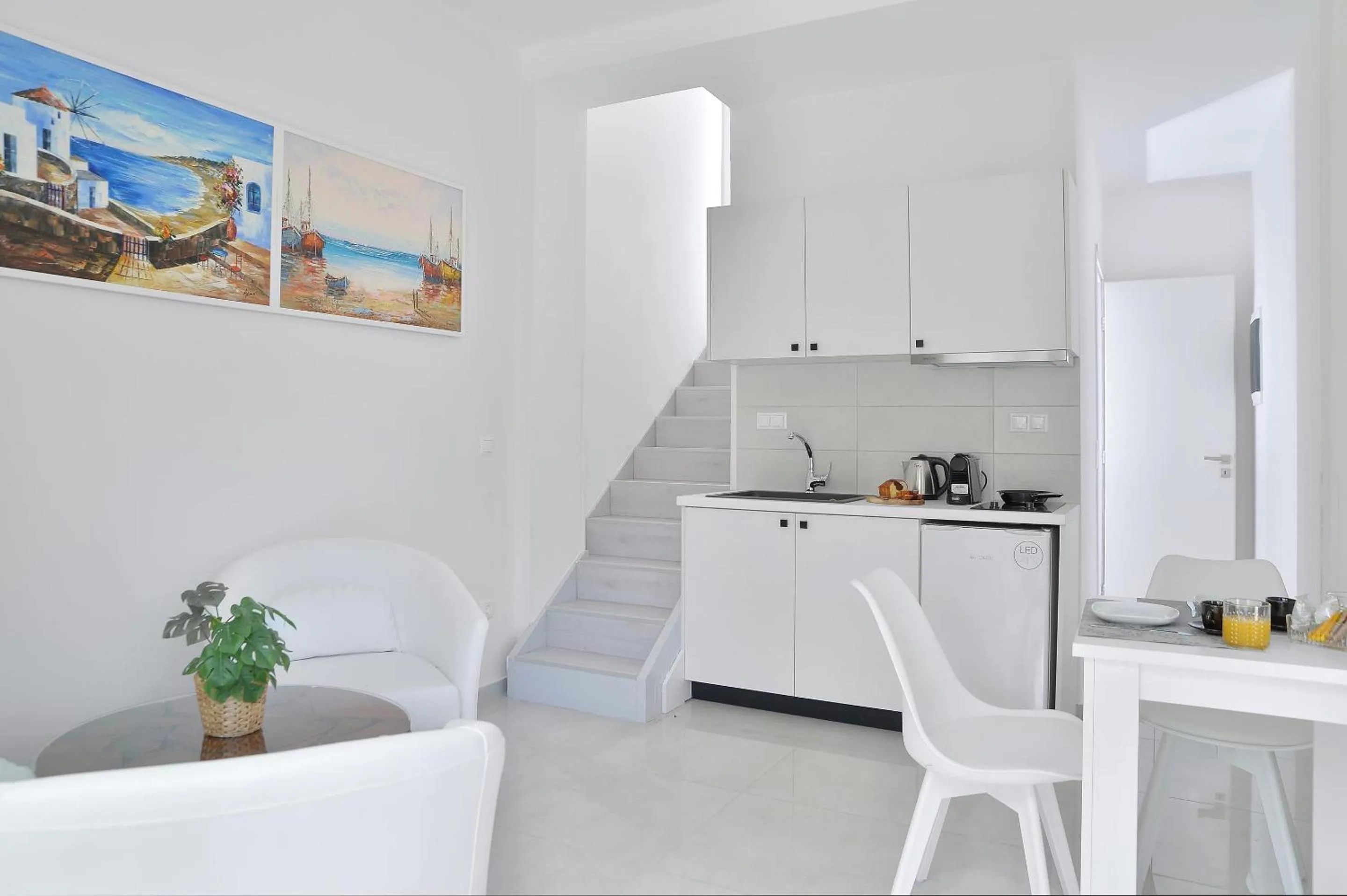 Dining area in Alekos Luxury Suites - Free 24hr Transformation From To Airport