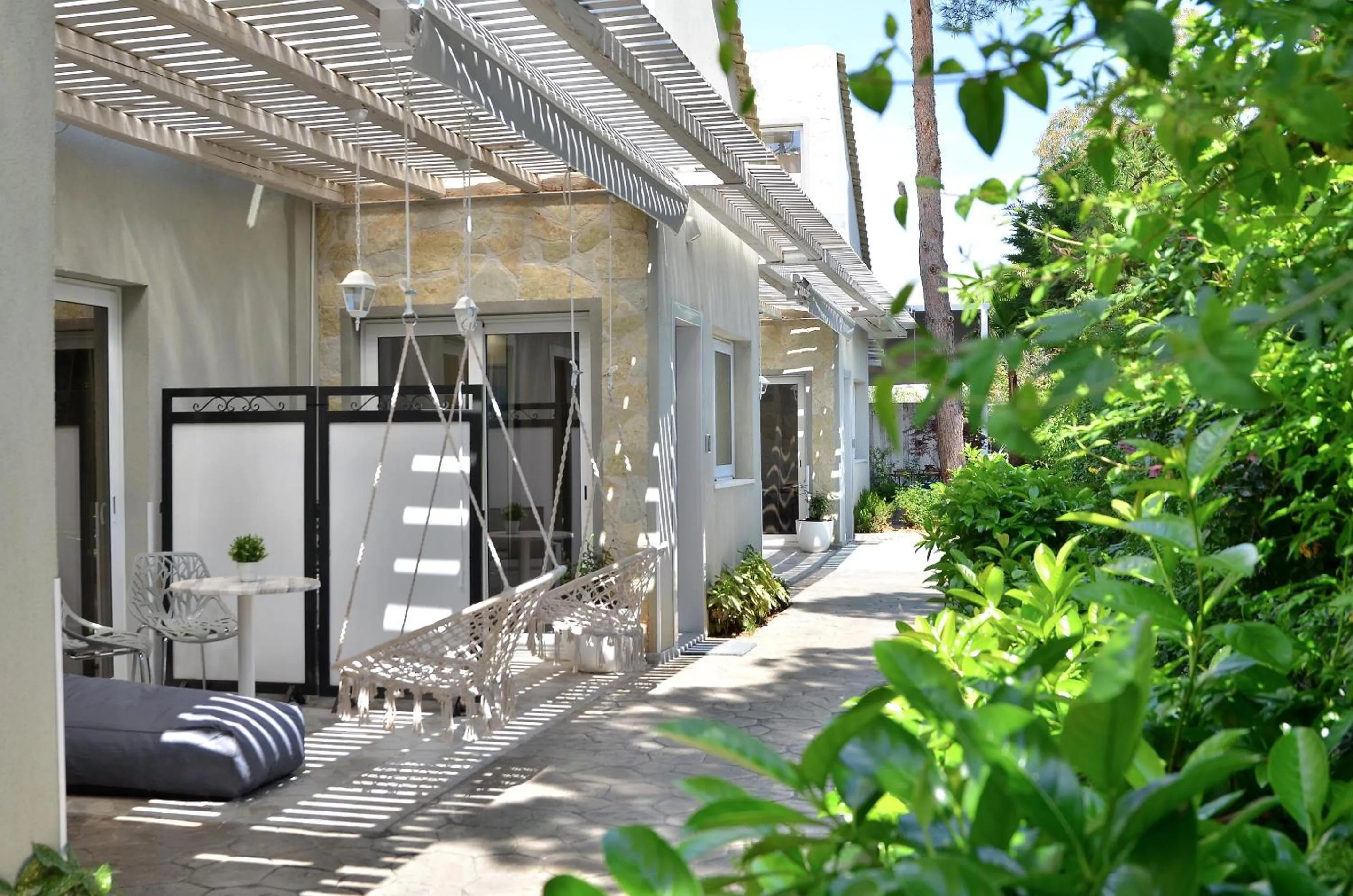 Bed in Alekos Luxury Suites - Free 24hr Transformation From To Airport