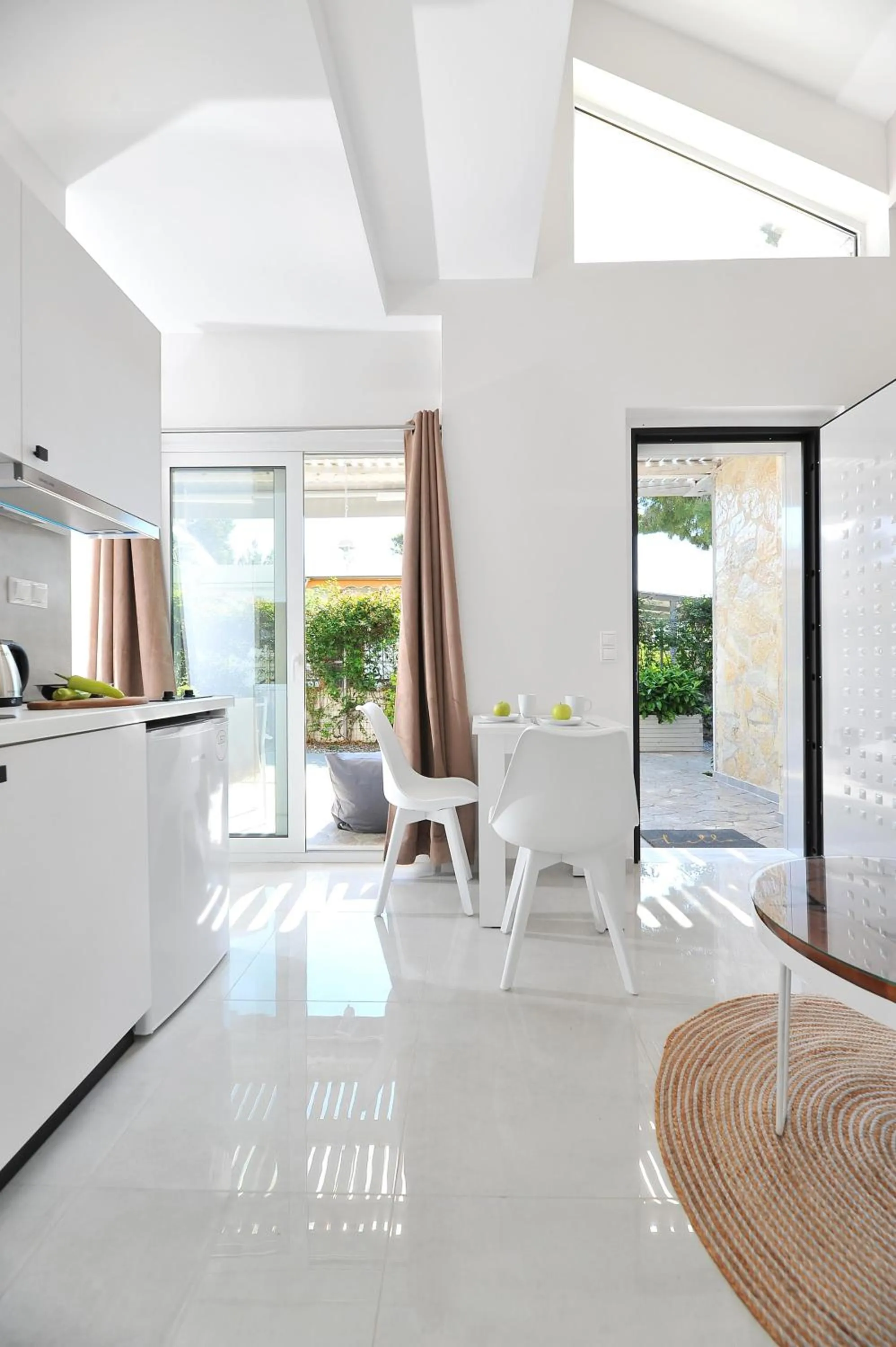 Living room in Alekos Luxury Suites - Free 24hr Transformation From To Airport