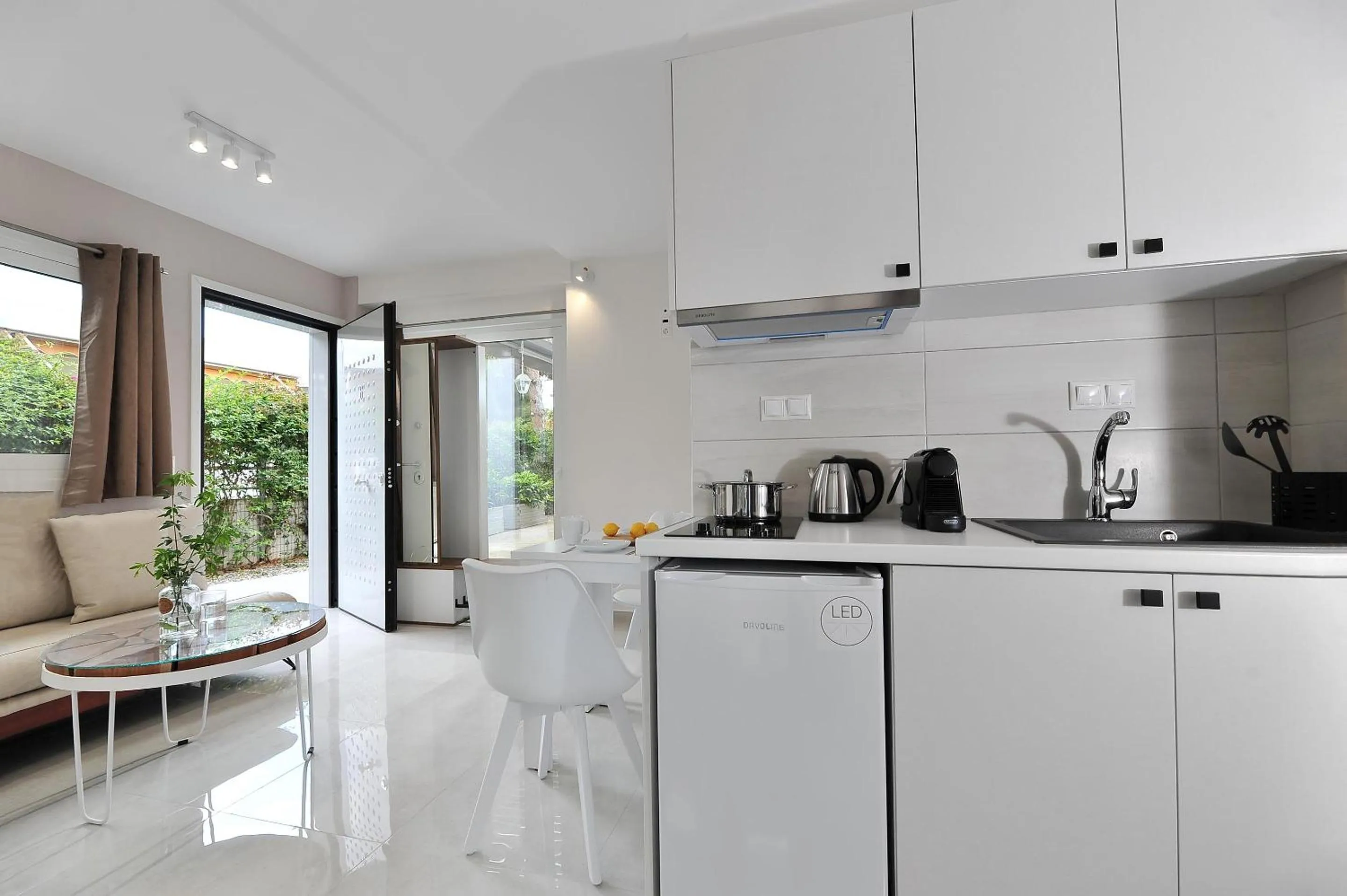 Coffee/tea facilities in Alekos Luxury Suites - Free 24hr Transformation From To Airport