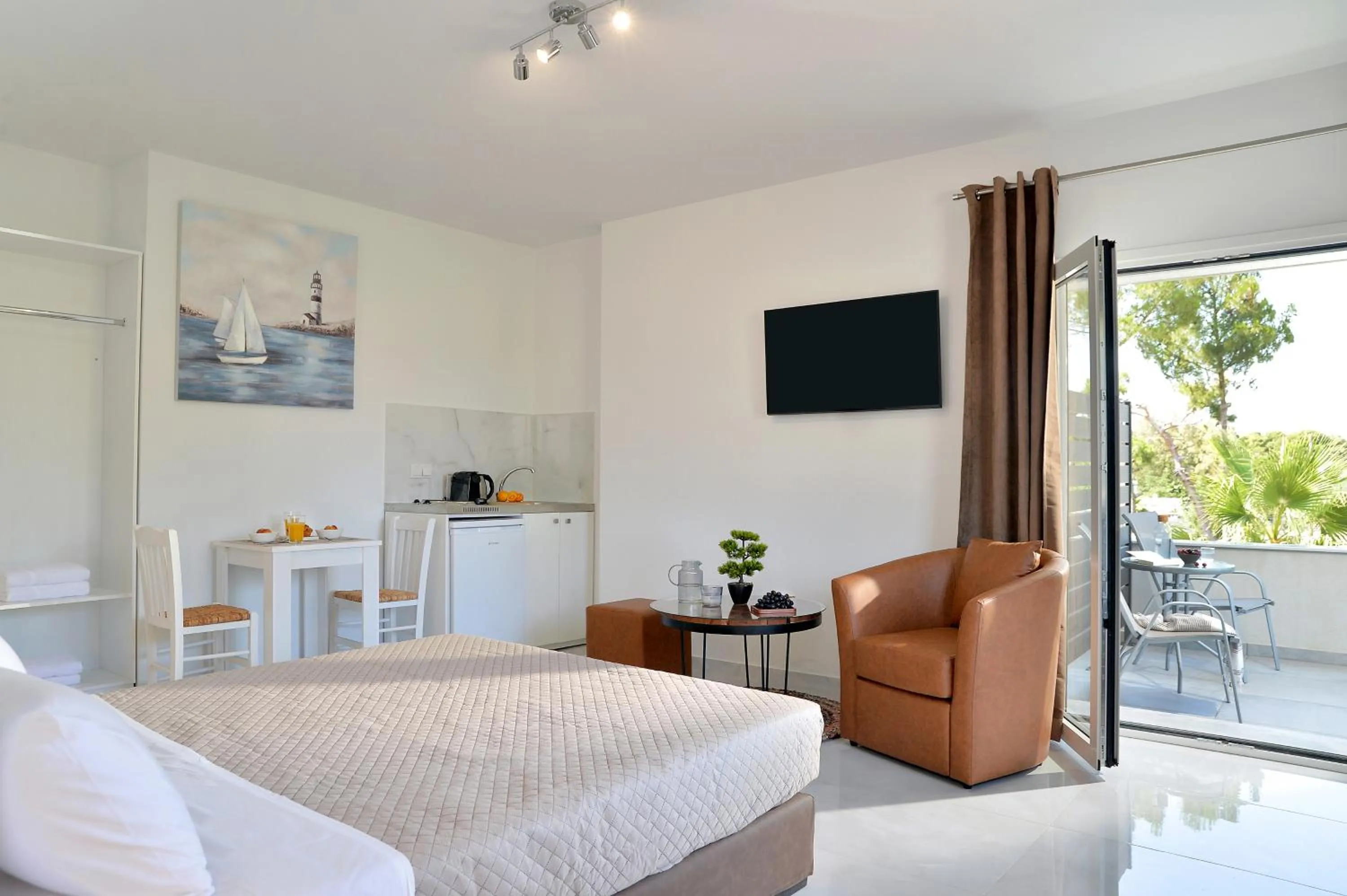 Bed in Alekos Luxury Suites - Free 24hr Transformation From To Airport