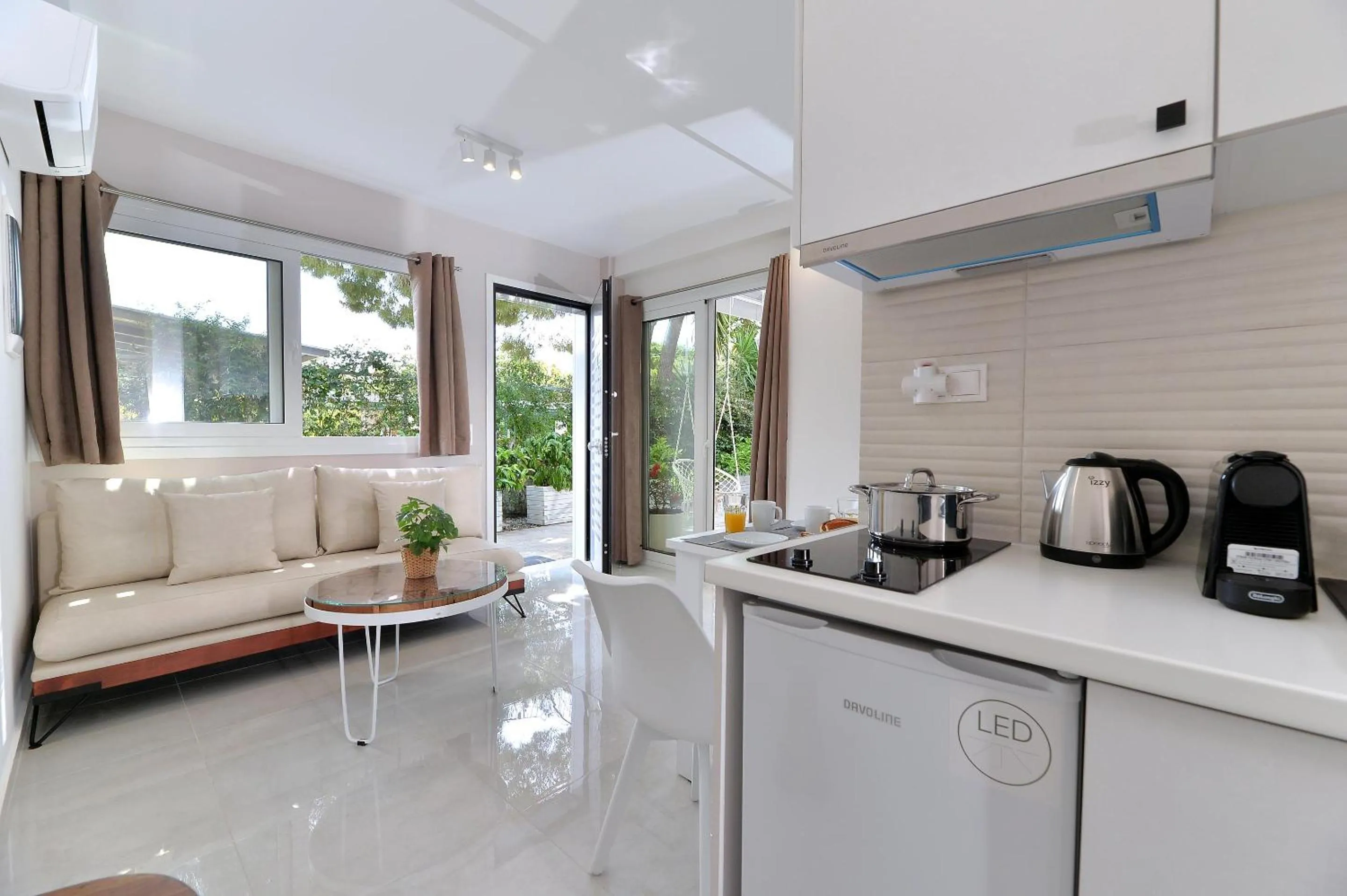 Coffee/tea facilities in Alekos Luxury Suites - Free 24hr Transformation From To Airport