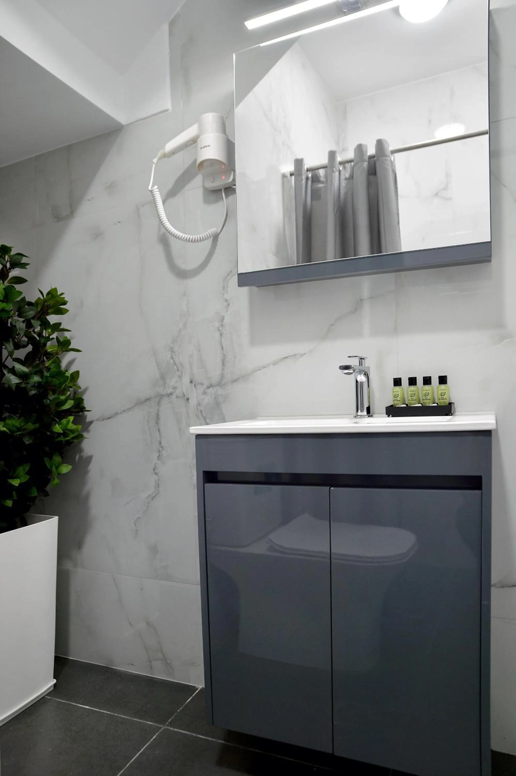 Bathroom in Alekos Luxury Suites - Free 24hr Transformation From To Airport