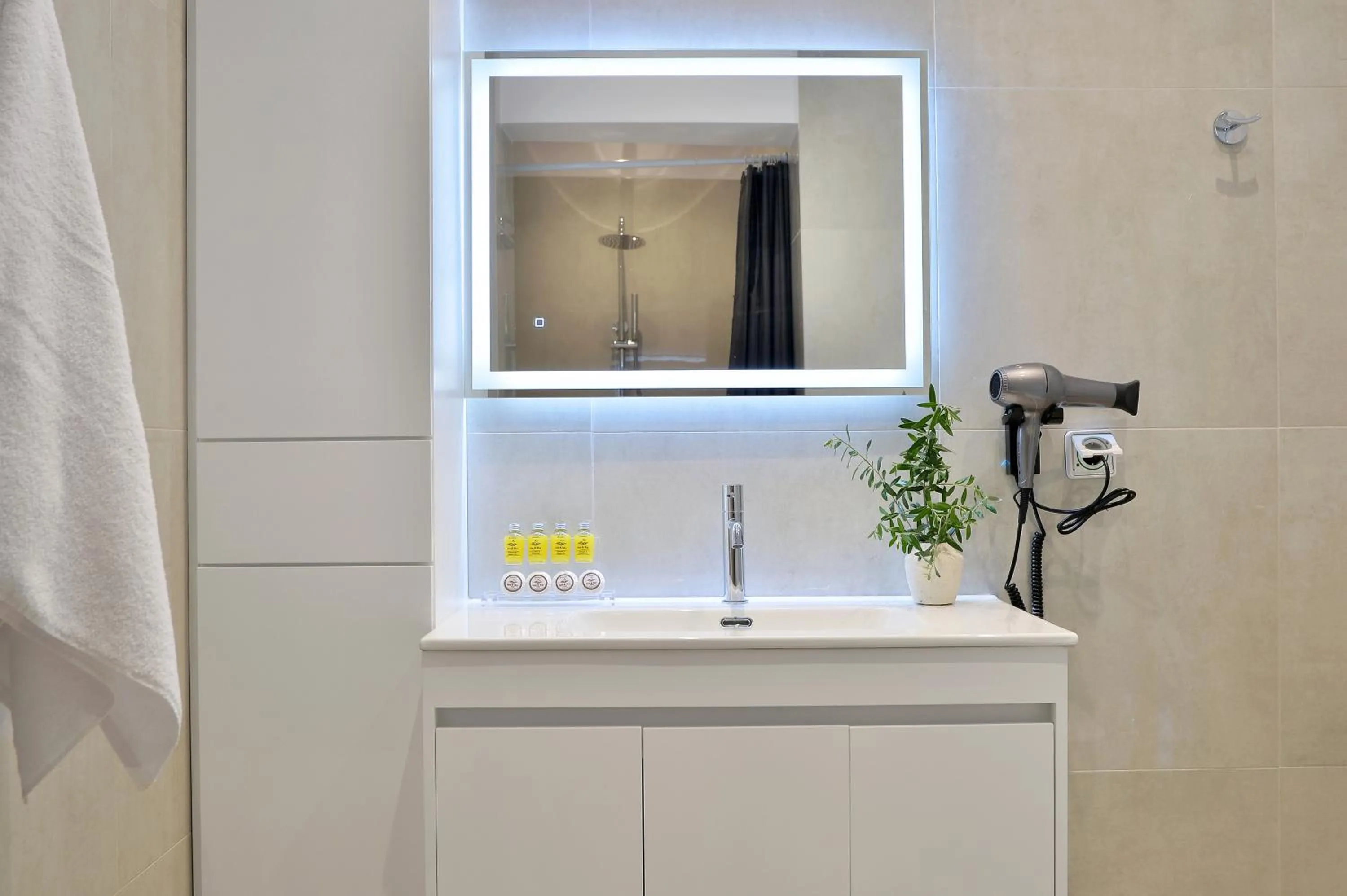 Shower in Alekos Luxury Suites - Free 24hr Transformation From To Airport