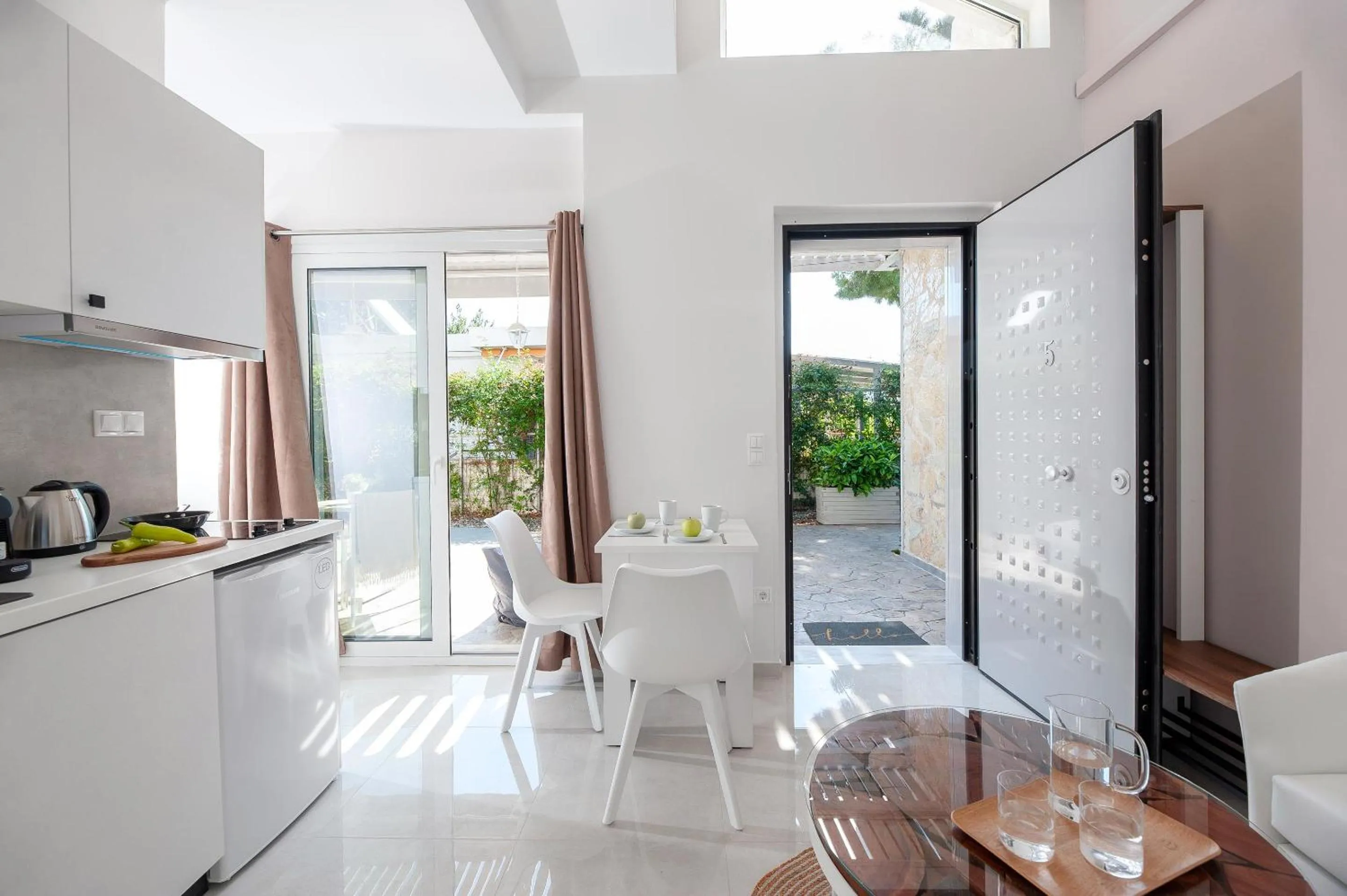 Kitchen or kitchenette in Alekos Luxury Suites - Free 24hr Transformation From To Airport
