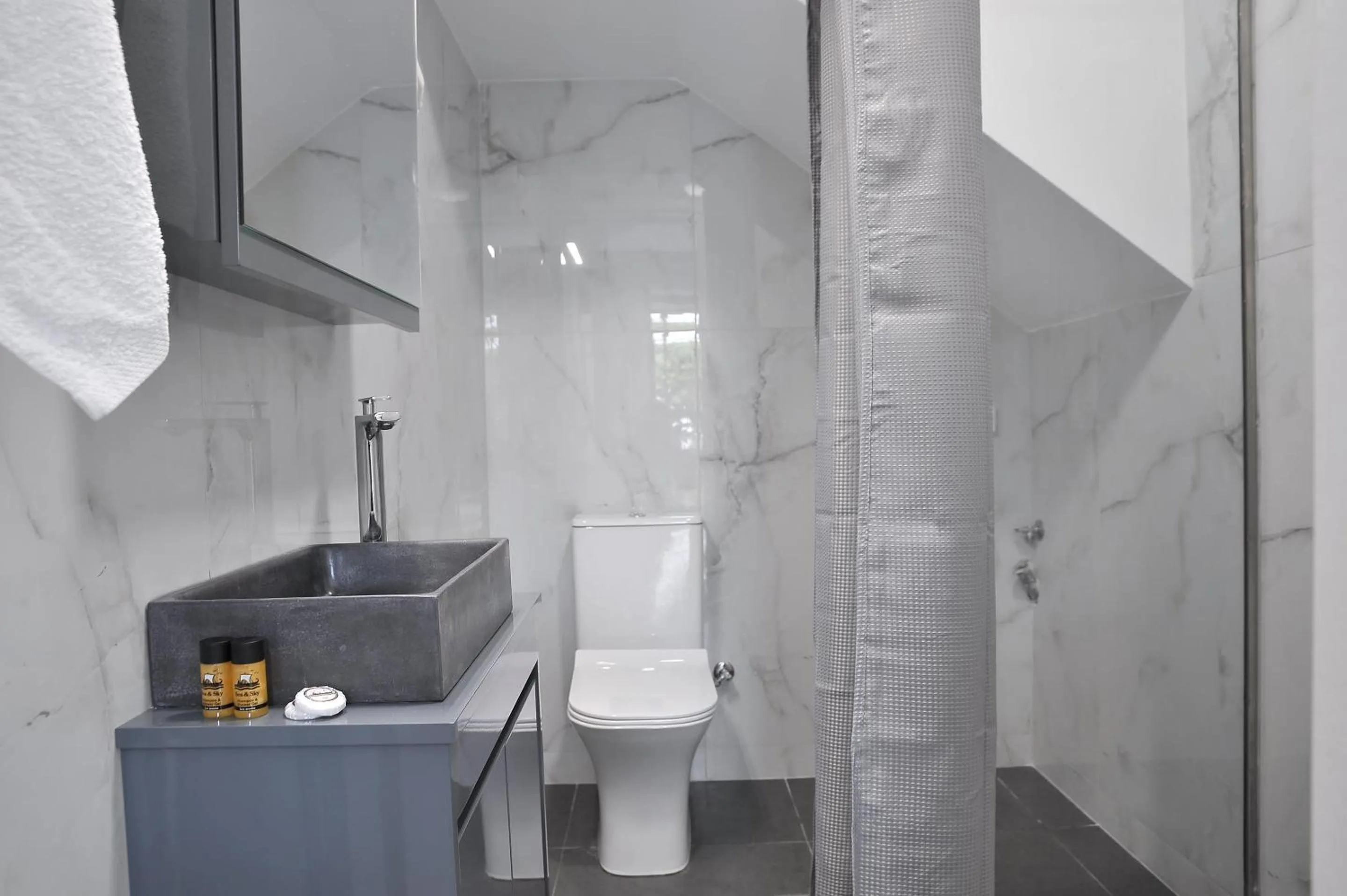 Shower in Alekos Luxury Suites - Free 24hr Transformation From To Airport