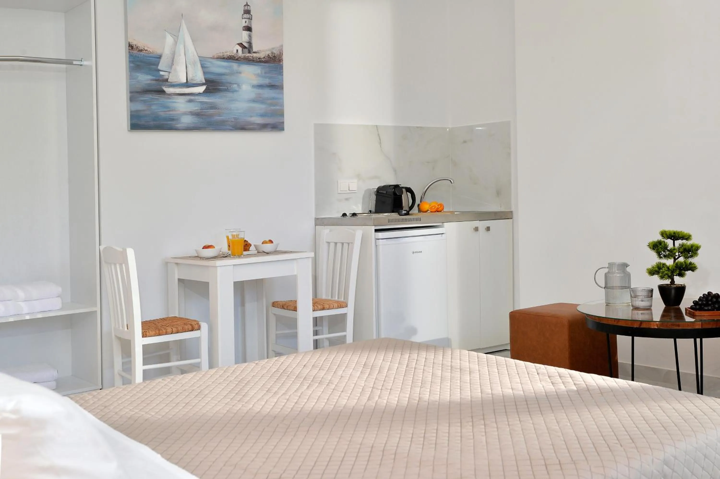 Kitchen or kitchenette in Alekos Luxury Suites - Free 24hr Transformation From To Airport