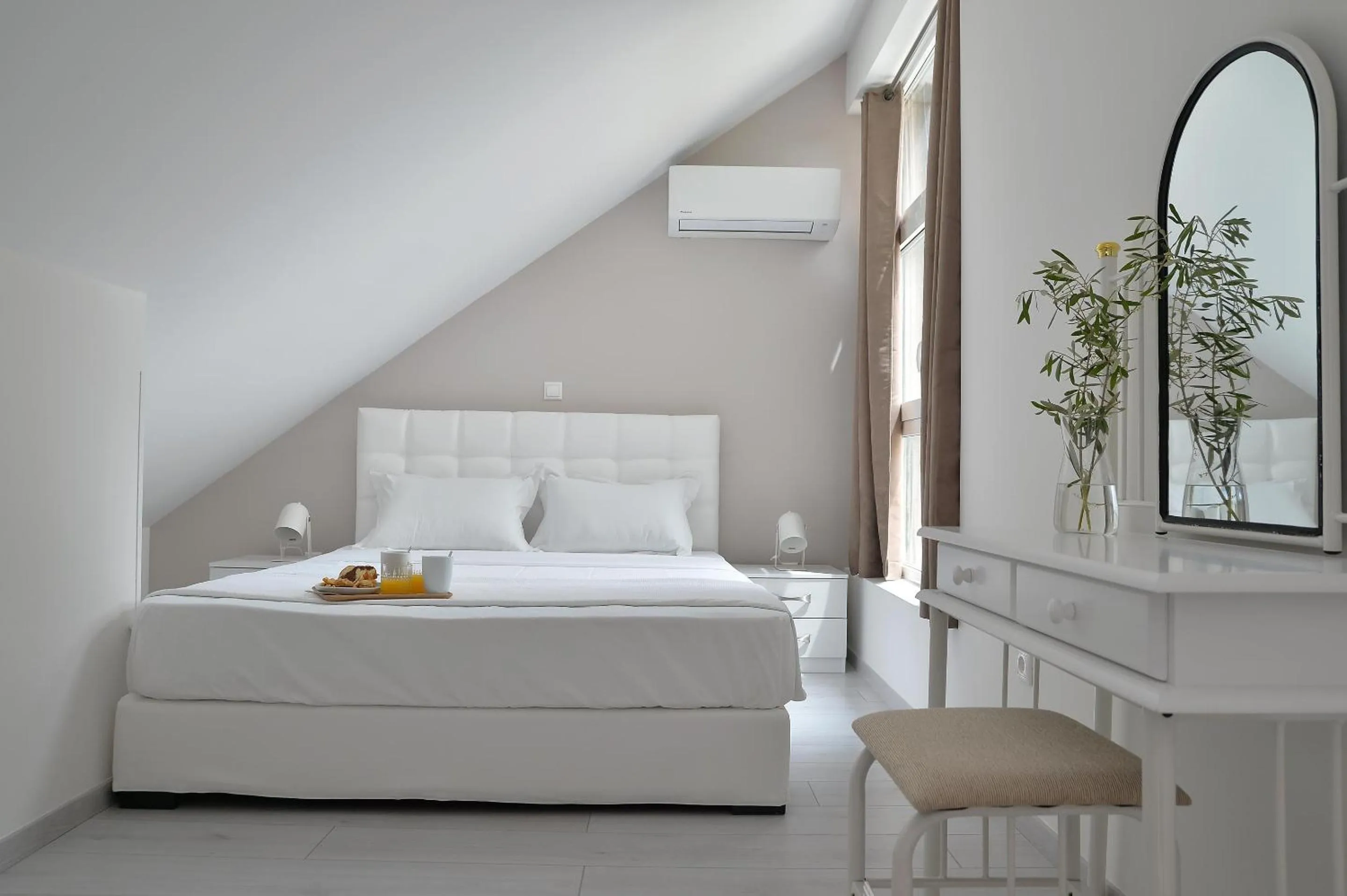 Bed in Alekos Luxury Suites - Free 24hr Transformation From To Airport