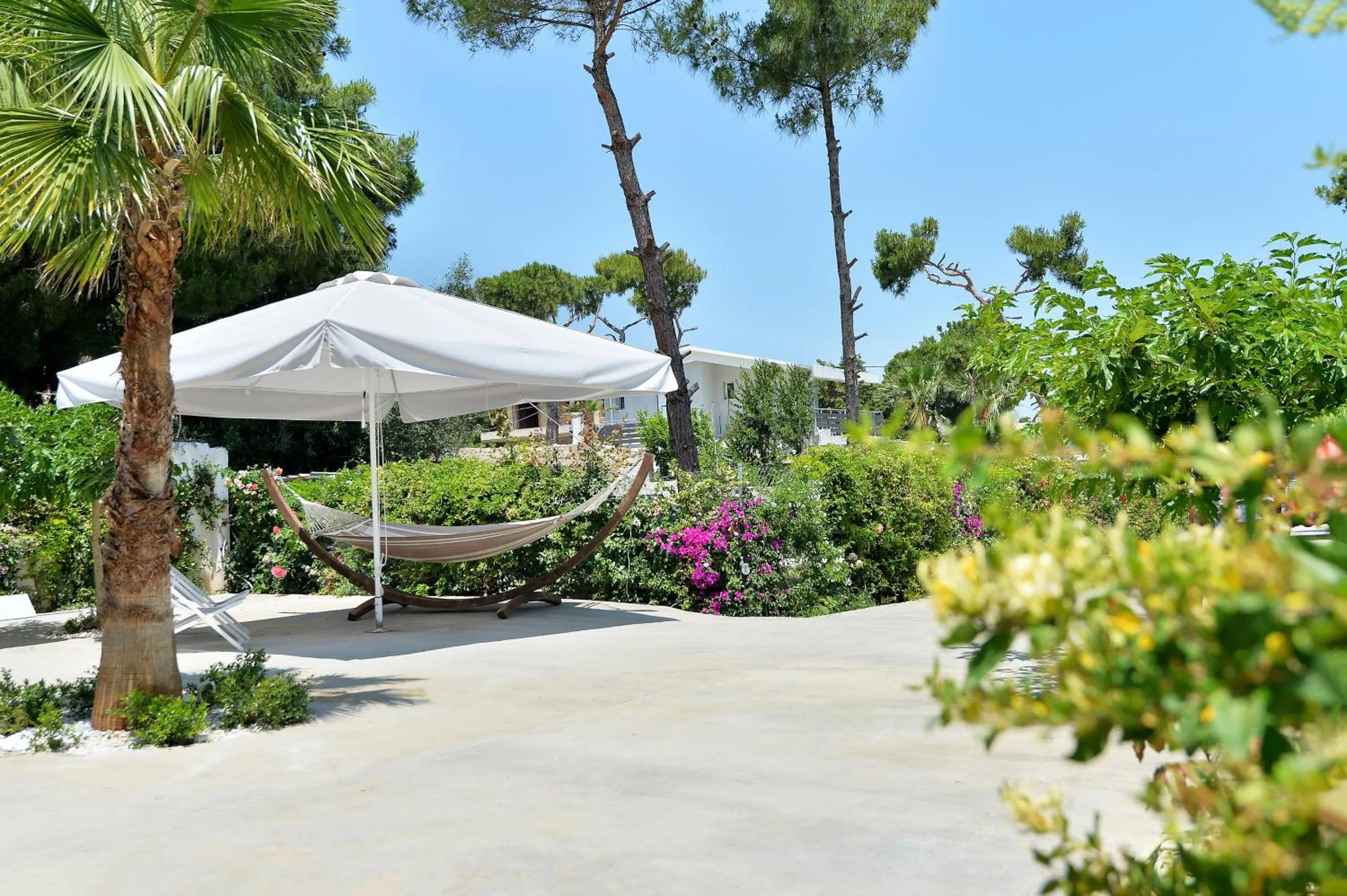 Garden in Alekos Luxury Suites - Free 24hr Transformation From To Airport