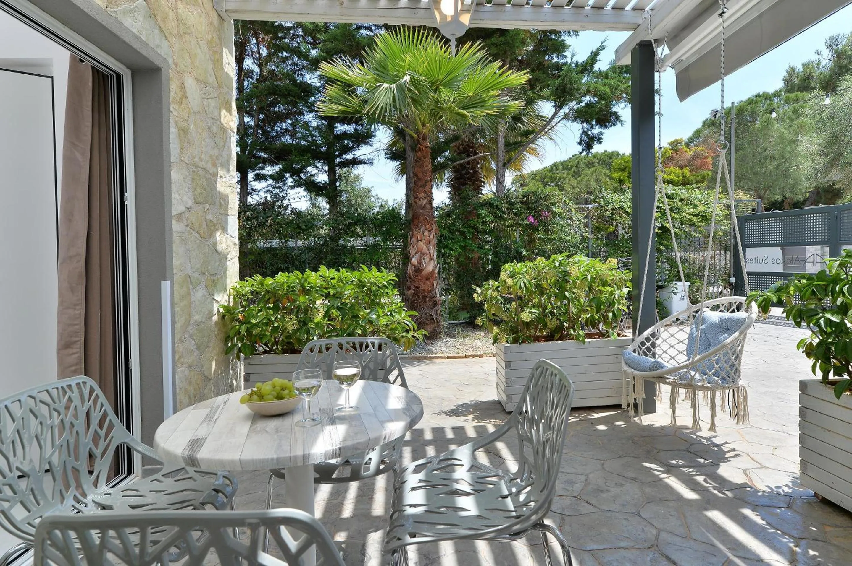 Day in Alekos Luxury Suites - Free 24hr Transformation From To Airport