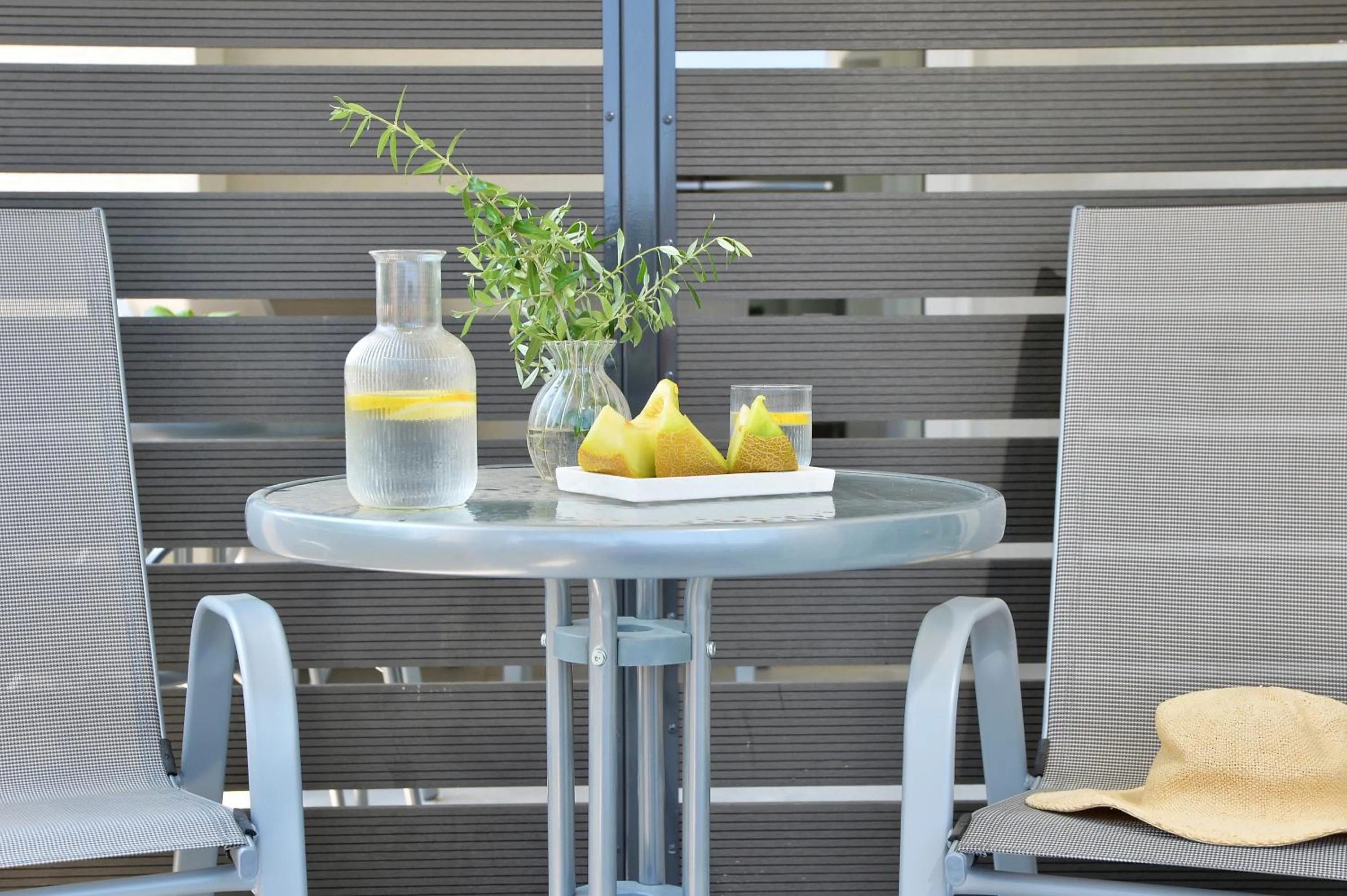 Seating area in Alekos Luxury Suites - Free 24hr Transformation From To Airport