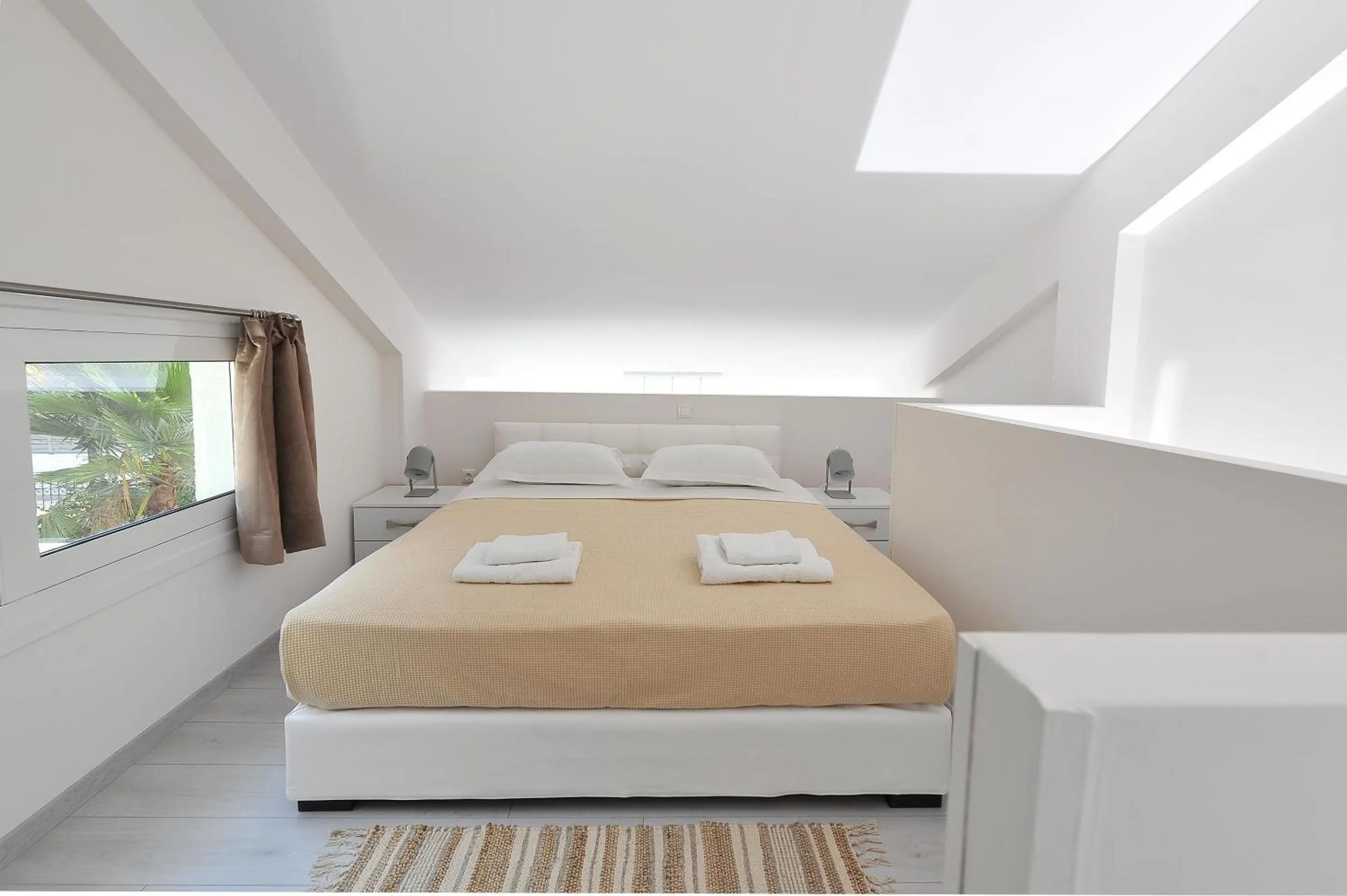 Bed in Alekos Luxury Suites - Free 24hr Transformation From To Airport