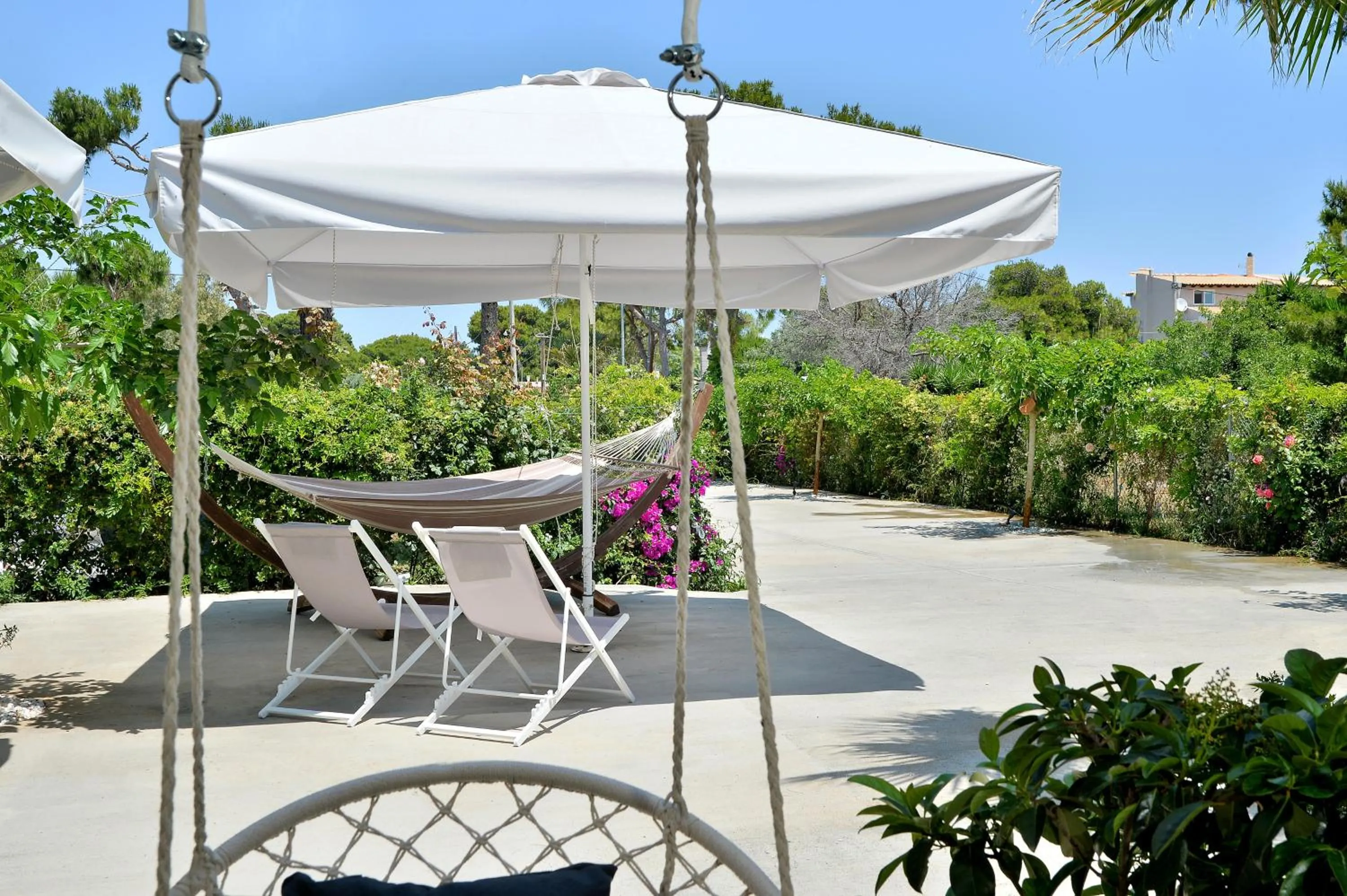 Garden in Alekos Luxury Suites - Free 24hr Transformation From To Airport