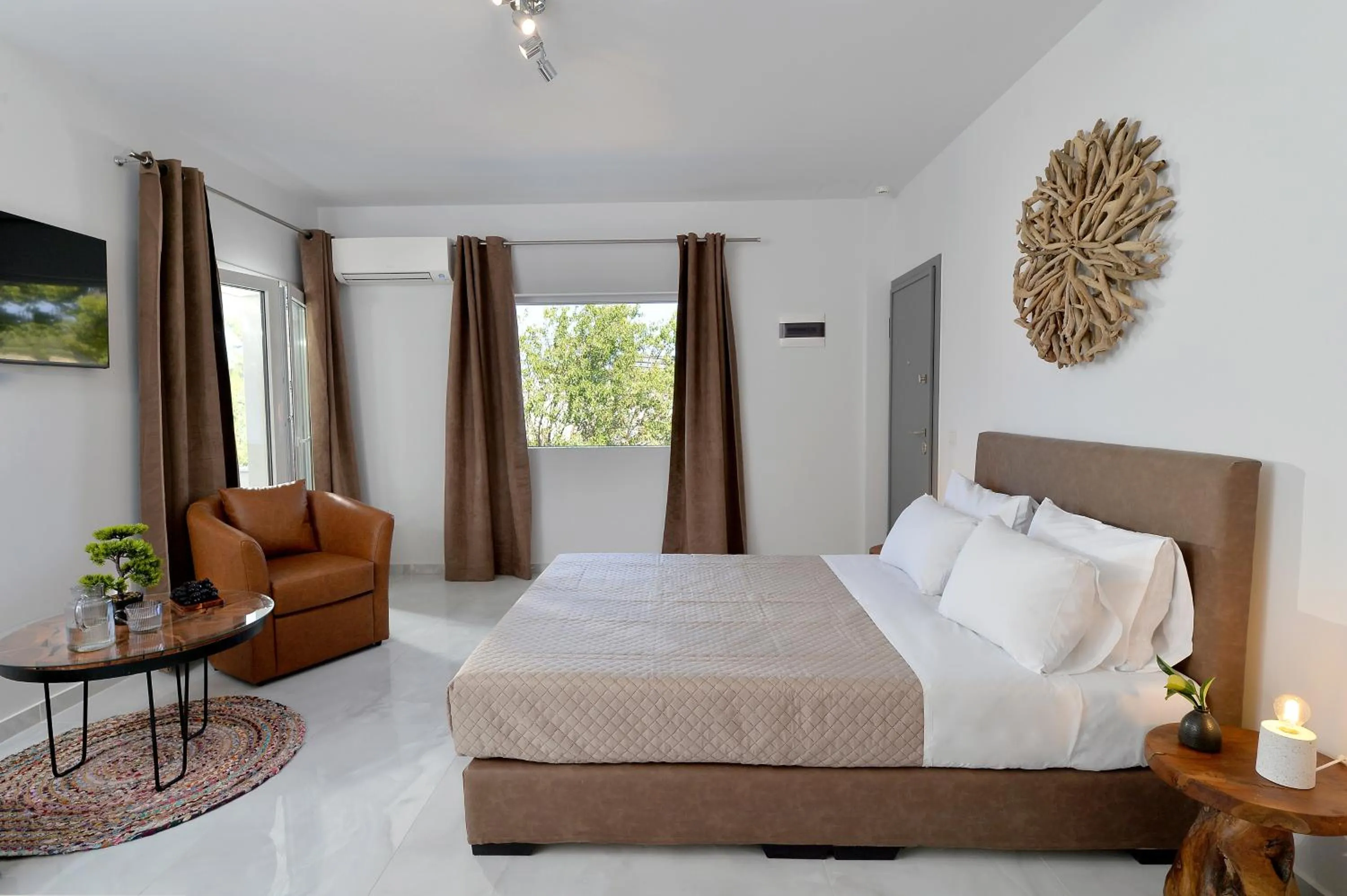 Bed in Alekos Luxury Suites - Free 24hr Transformation From To Airport