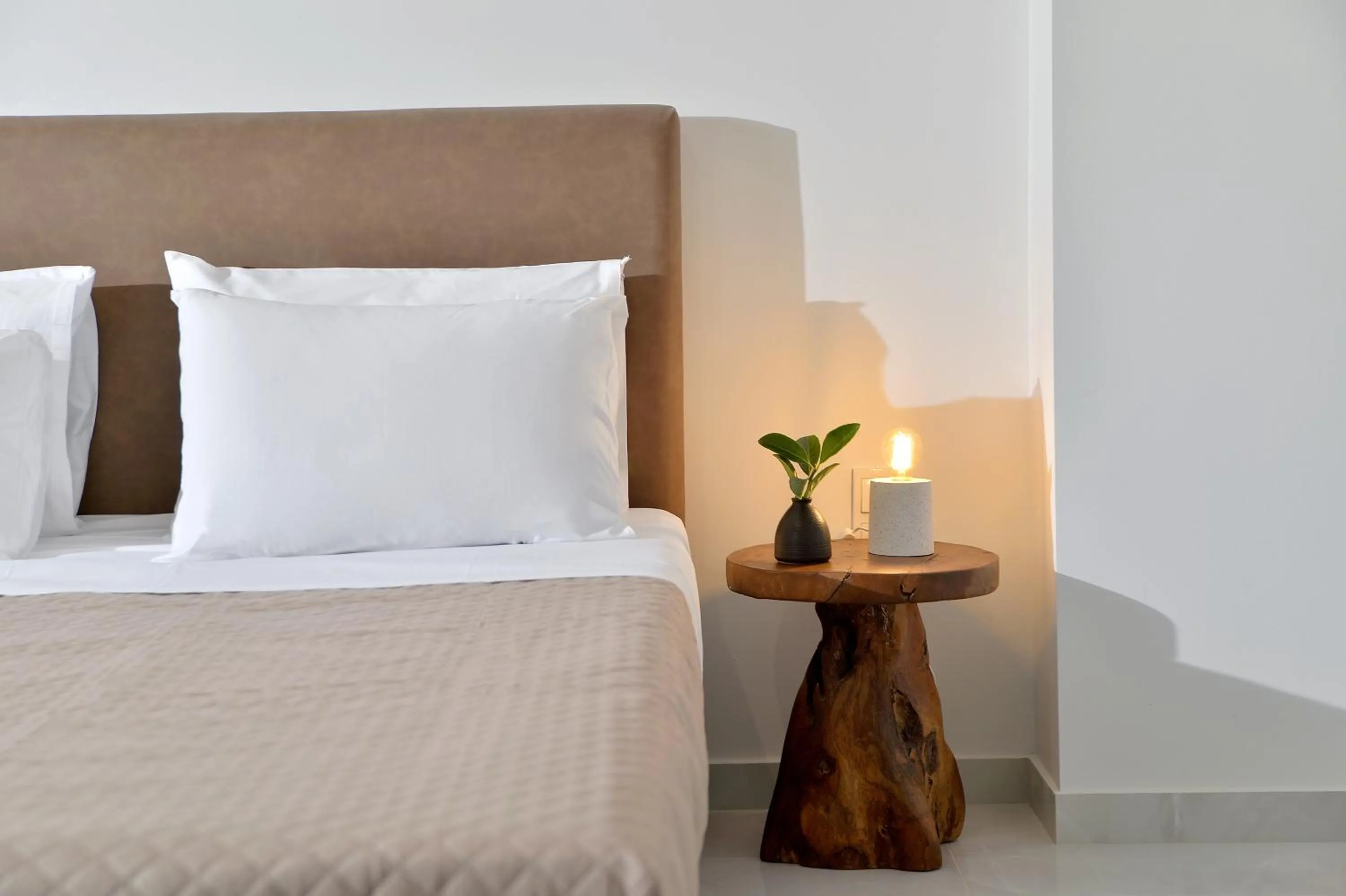 Bed in Alekos Luxury Suites - Free 24hr Transformation From To Airport