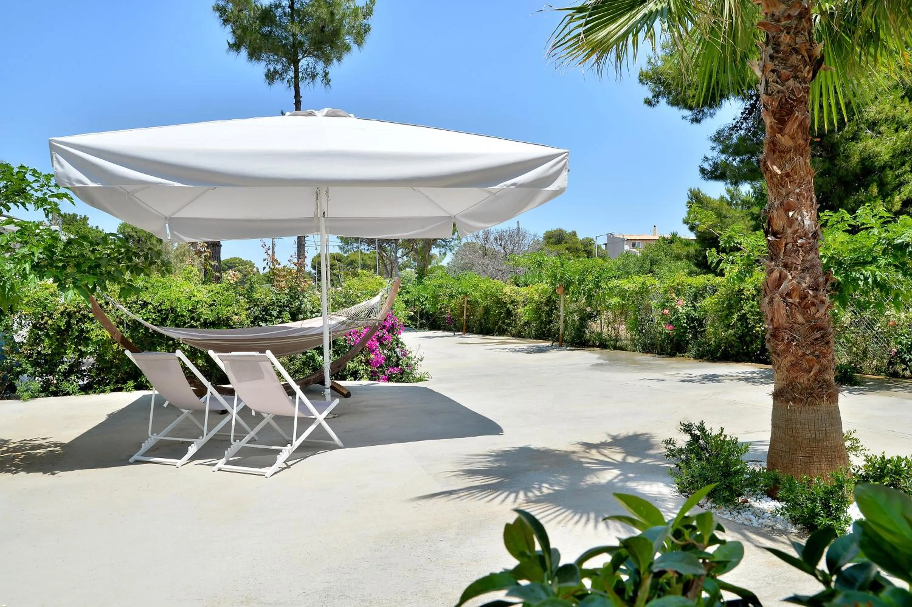 Garden in Alekos Luxury Suites - Free 24hr Transformation From To Airport