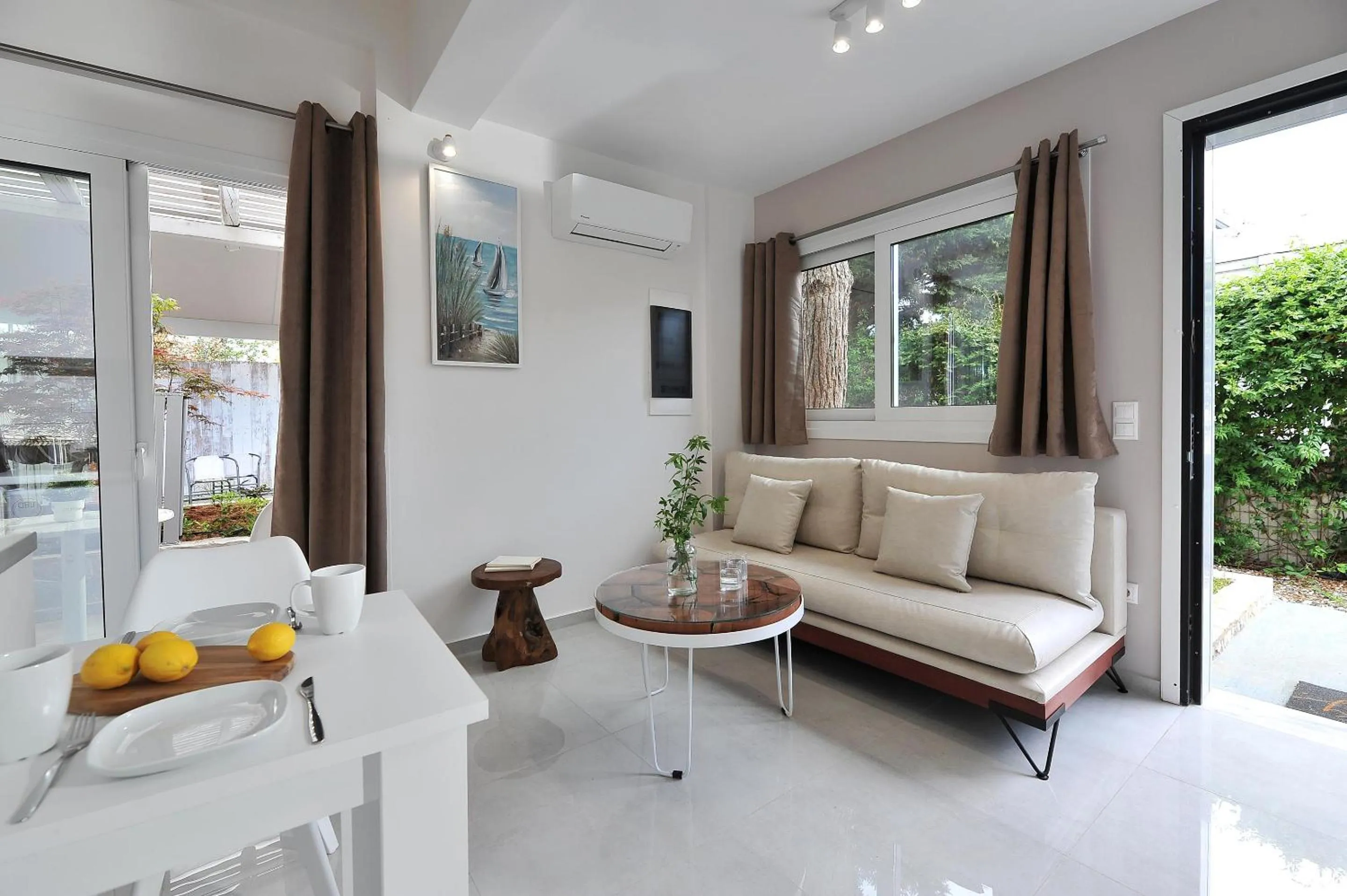 Living room in Alekos Luxury Suites - Free 24hr Transformation From To Airport