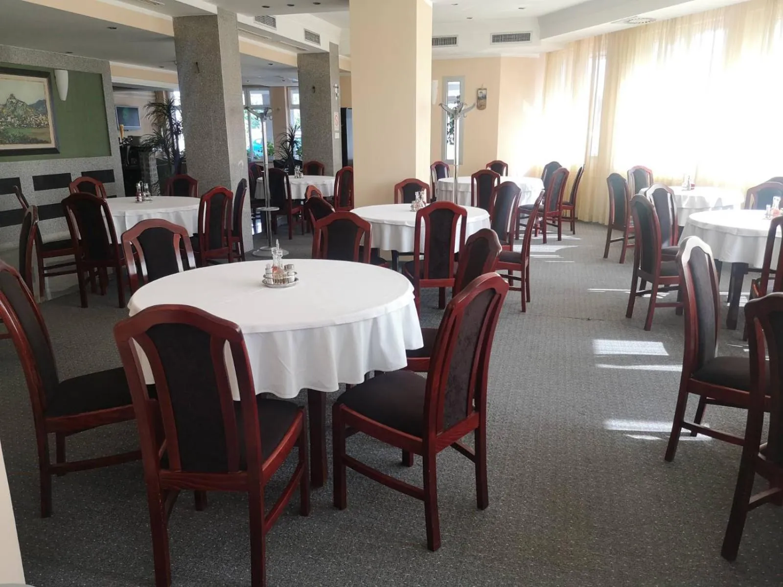 Restaurant/places to eat in Hotel Elegance