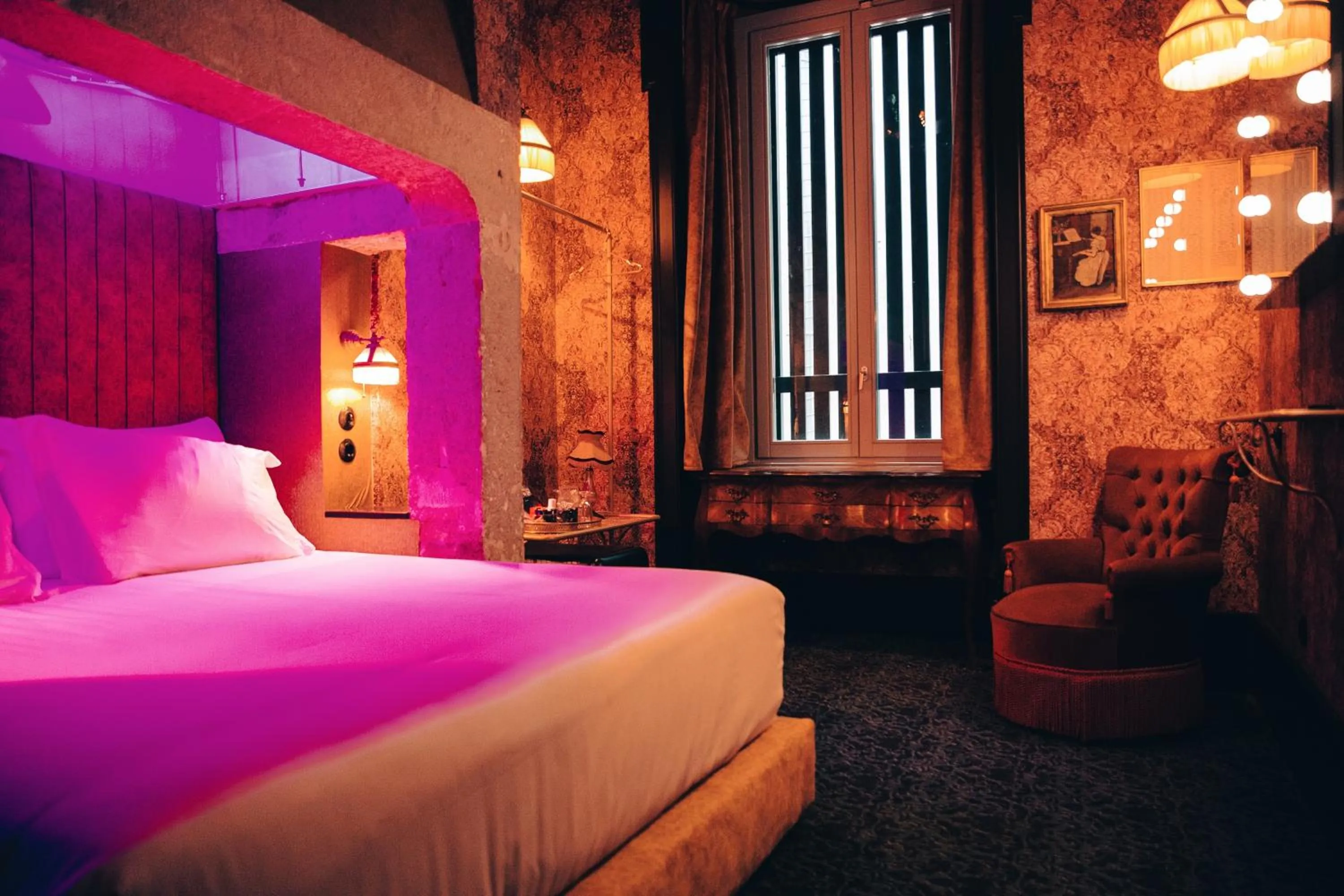 Bed in Pensão Amor Madam's Lodge