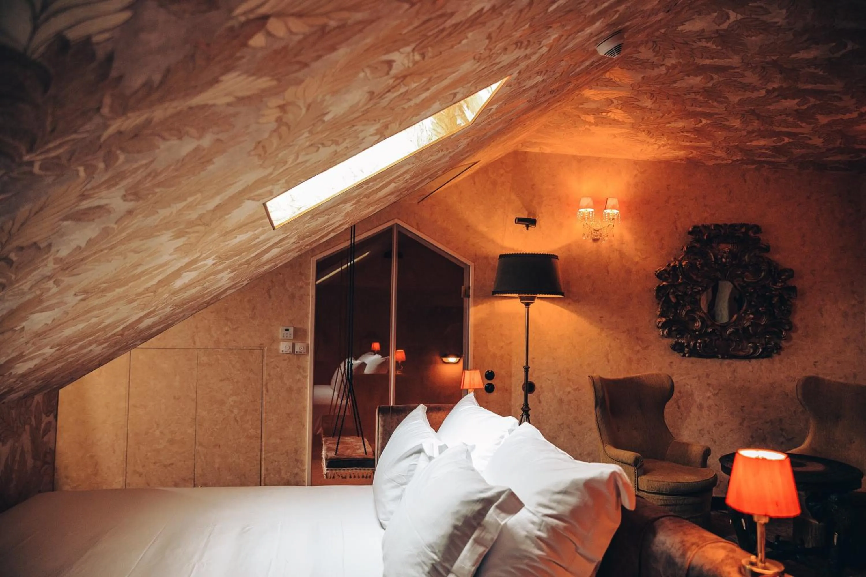 Shower, Bed in Pensão Amor Madam's Lodge