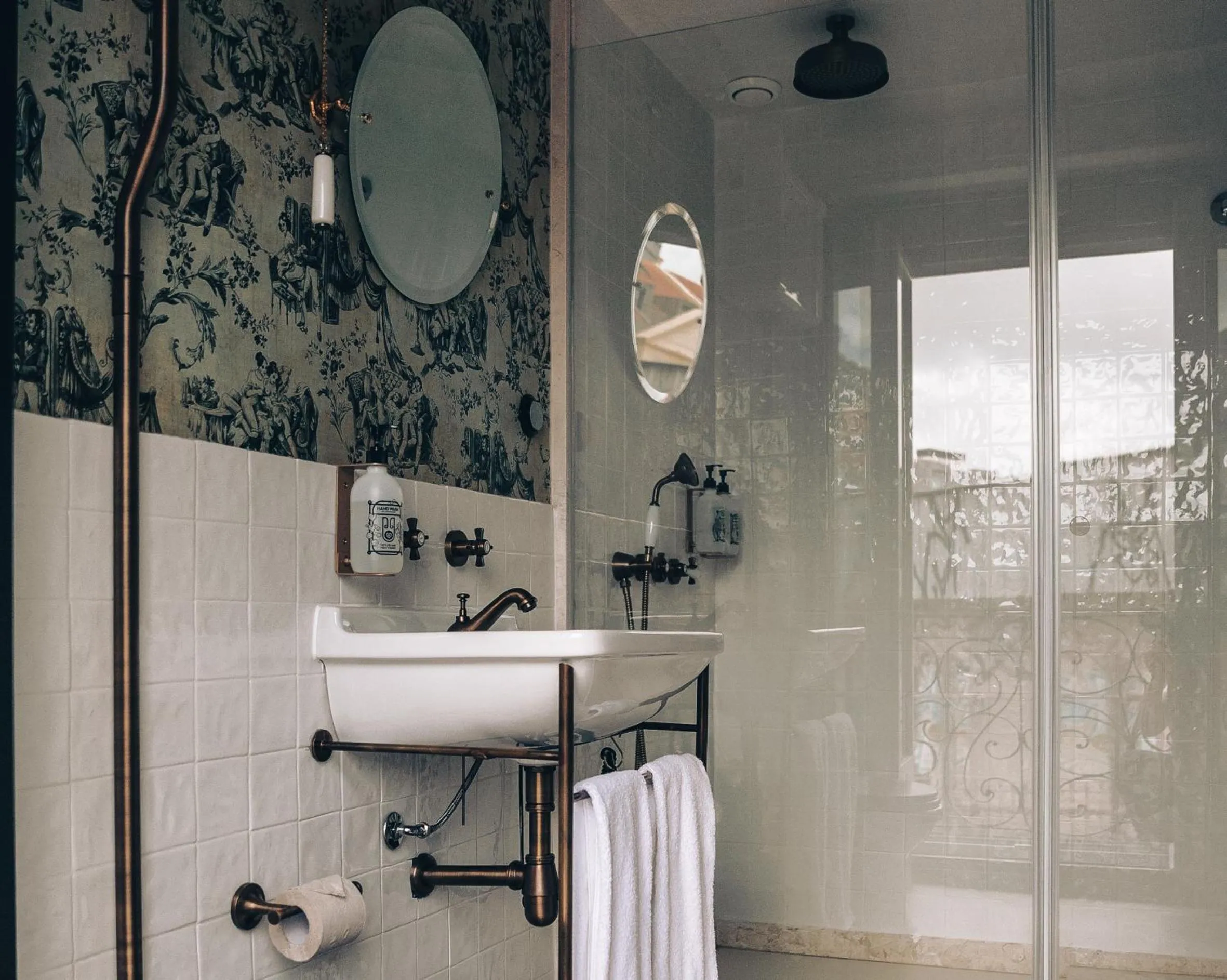 Bathroom in Pensão Amor Madam's Lodge