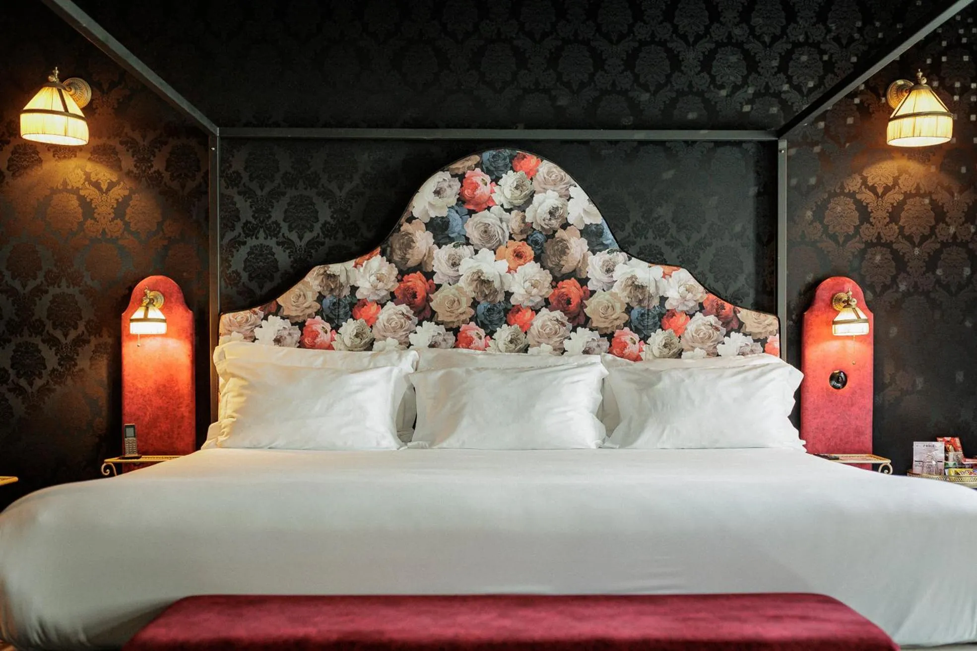 Bed in Pensão Amor Madam's Lodge