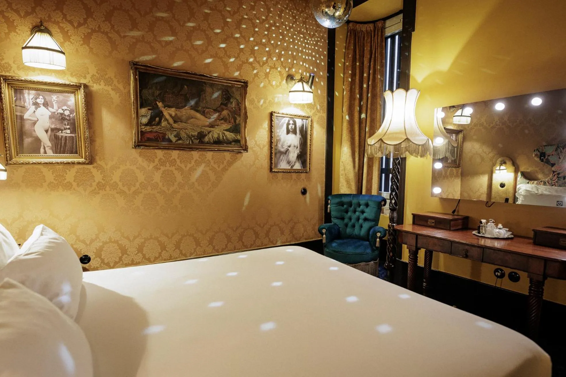 Bed in Pensão Amor Madam's Lodge