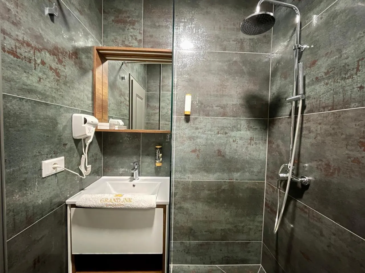 GRAND JNK Boutique Hotel