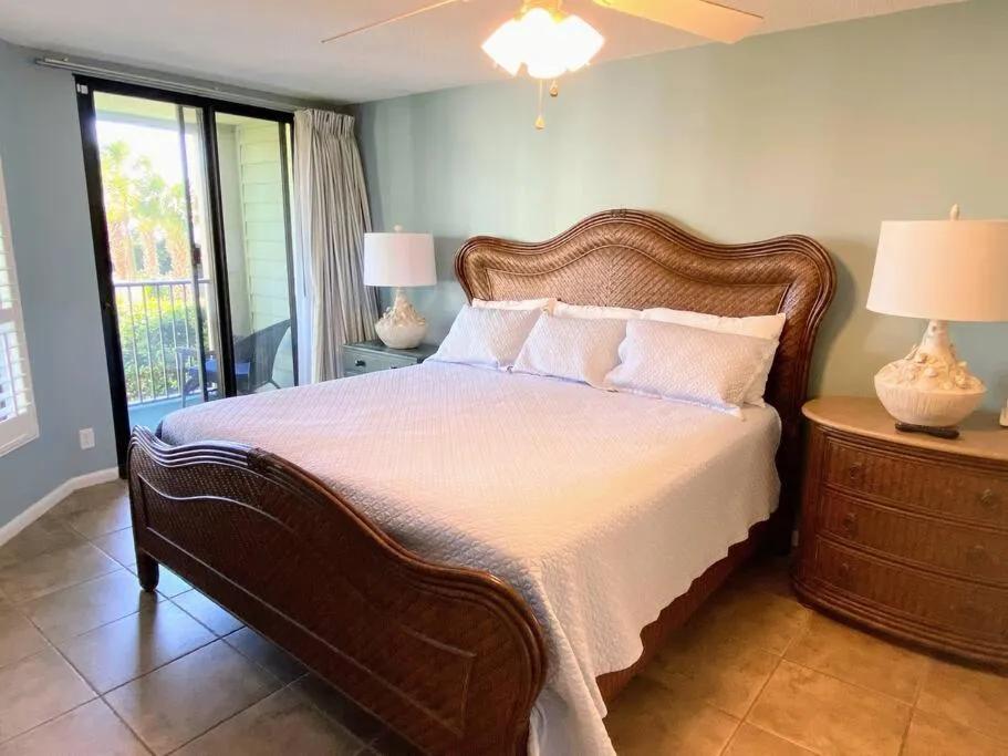 Bedroom, Bed in Summer House 109 - Beach and Pool Walkout - 30 Seconds to Sand