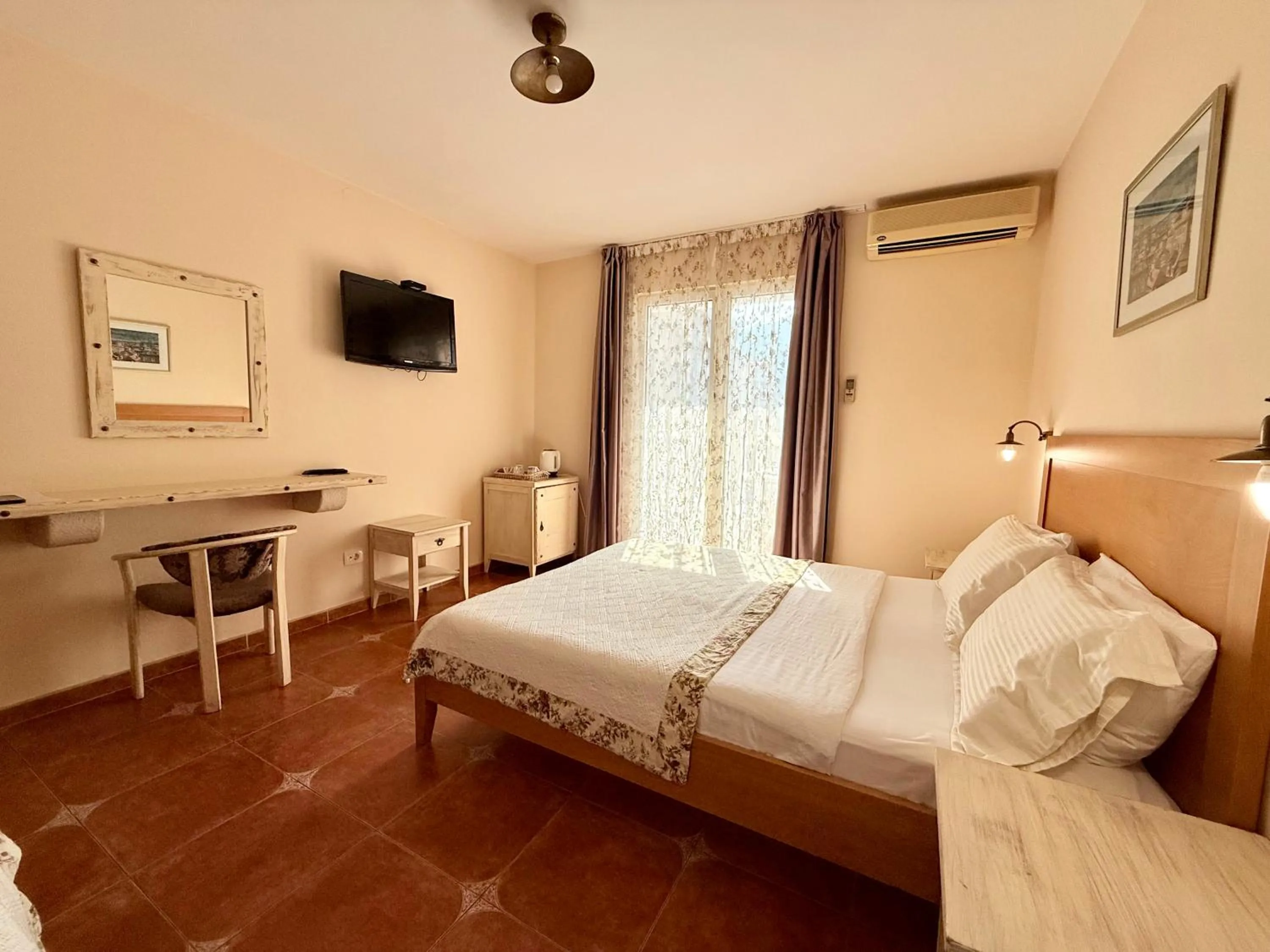 Communal lounge/ TV room, Bed in Villa Perla Di Mare Budva