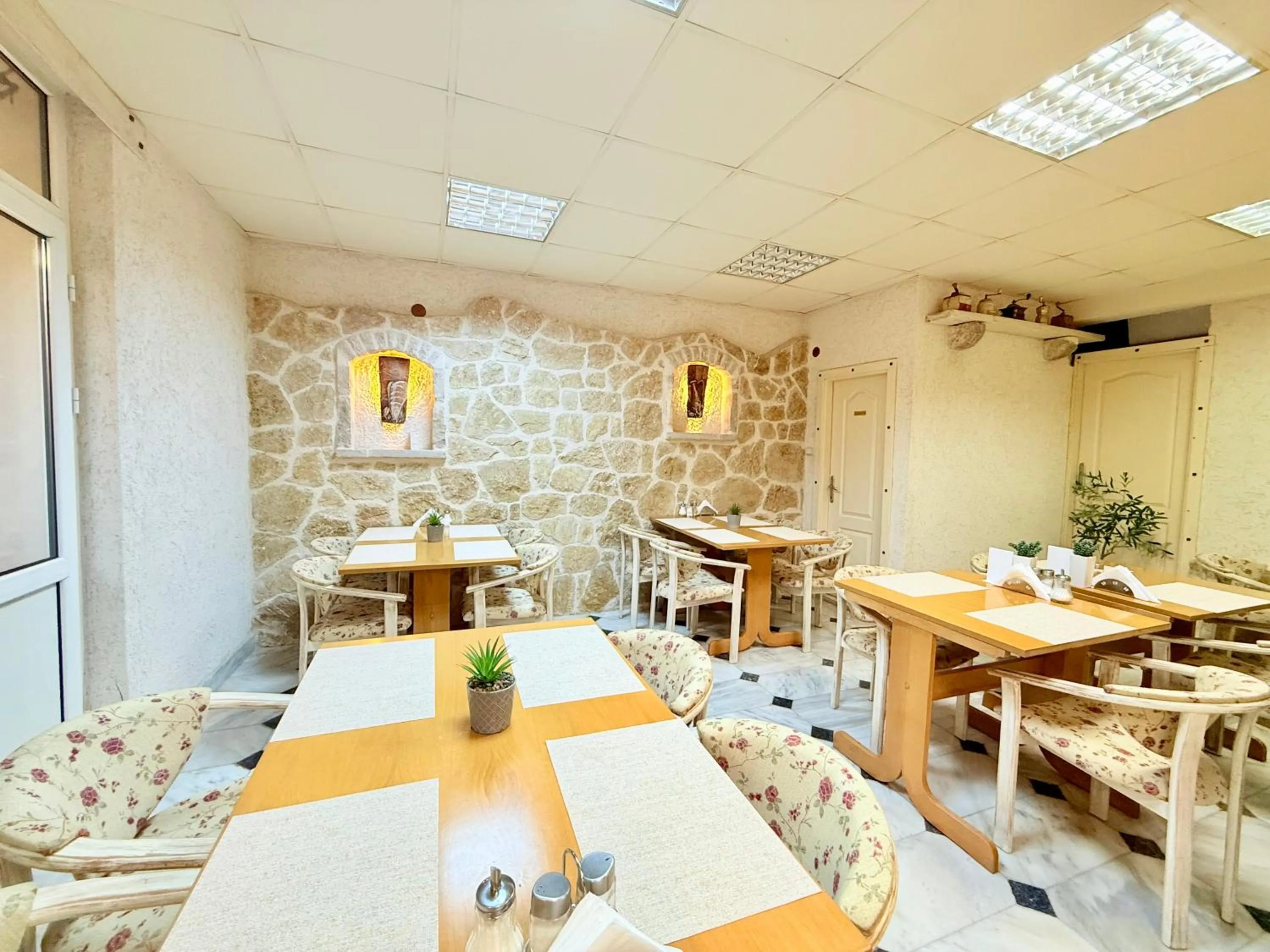 Restaurant/places to eat in Villa Perla Di Mare Budva