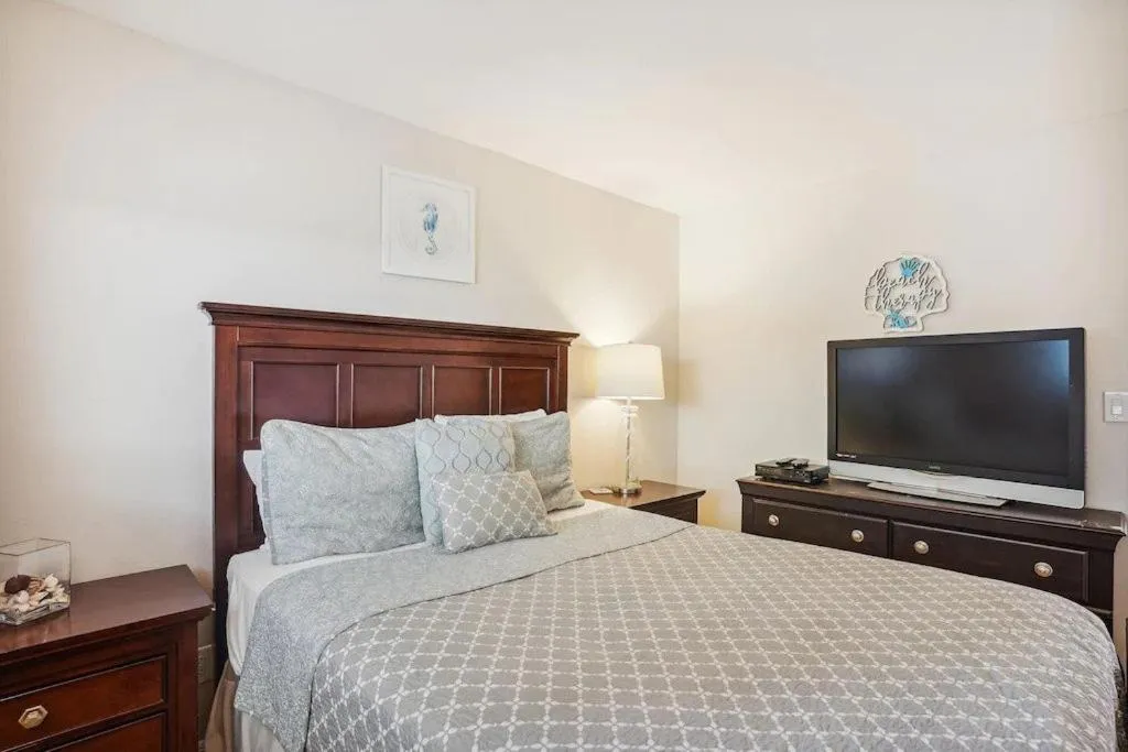 Bed in Beach Palms- Unit 102
