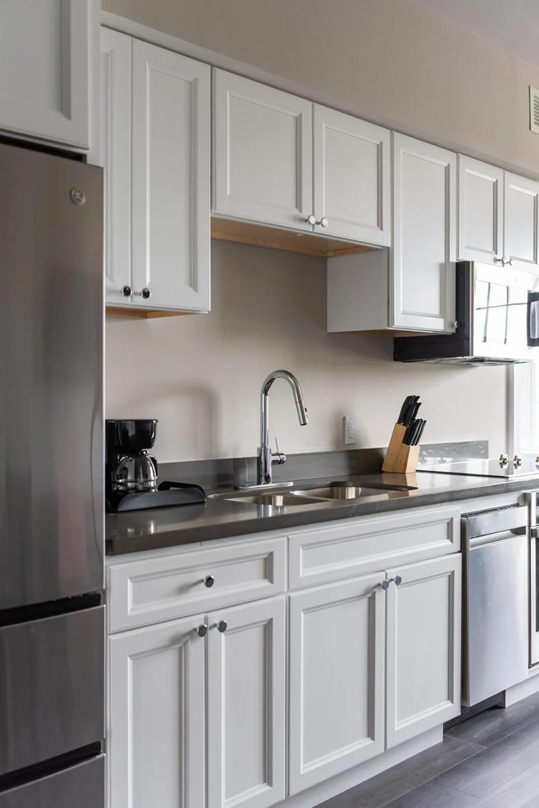 Kitchen or kitchenette in Bywater Suite Hotel