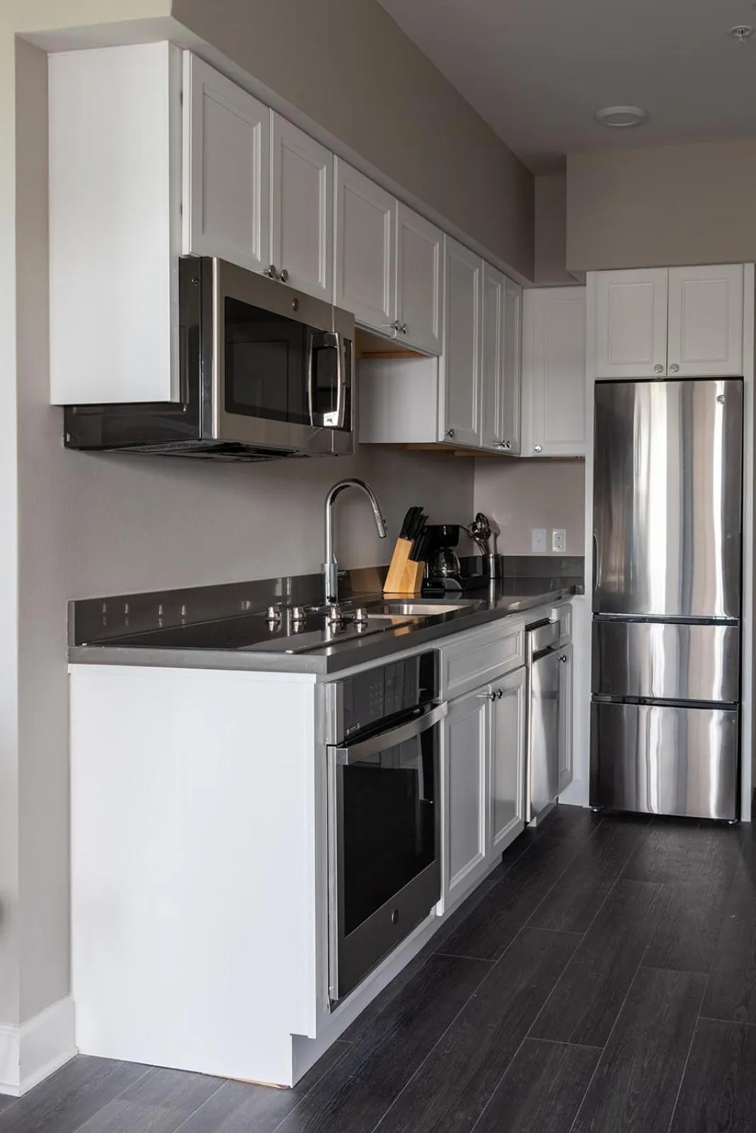 Kitchen or kitchenette in Bywater Suite Hotel