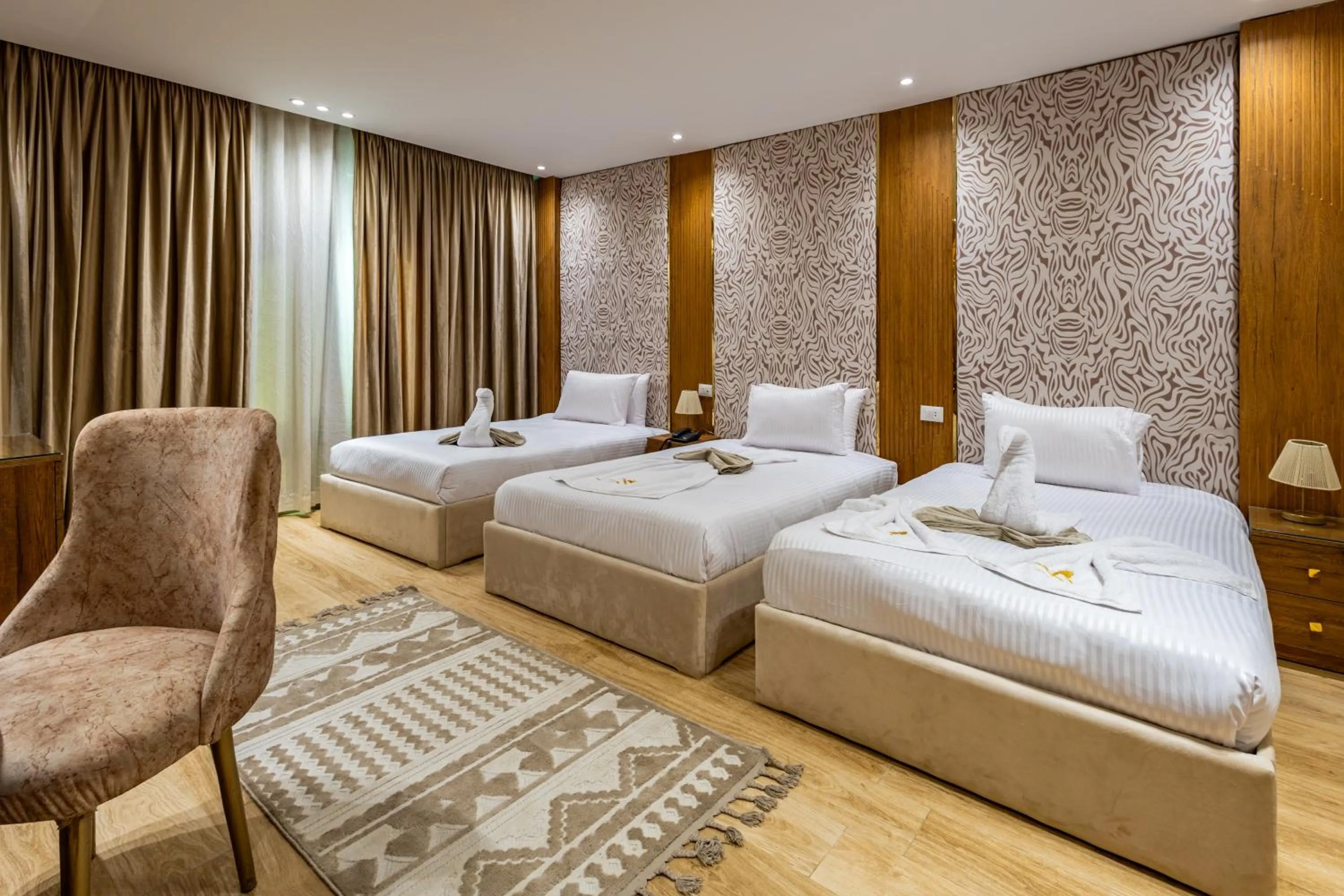 Photo of the whole room, Bed in Pyramids sunrise inn