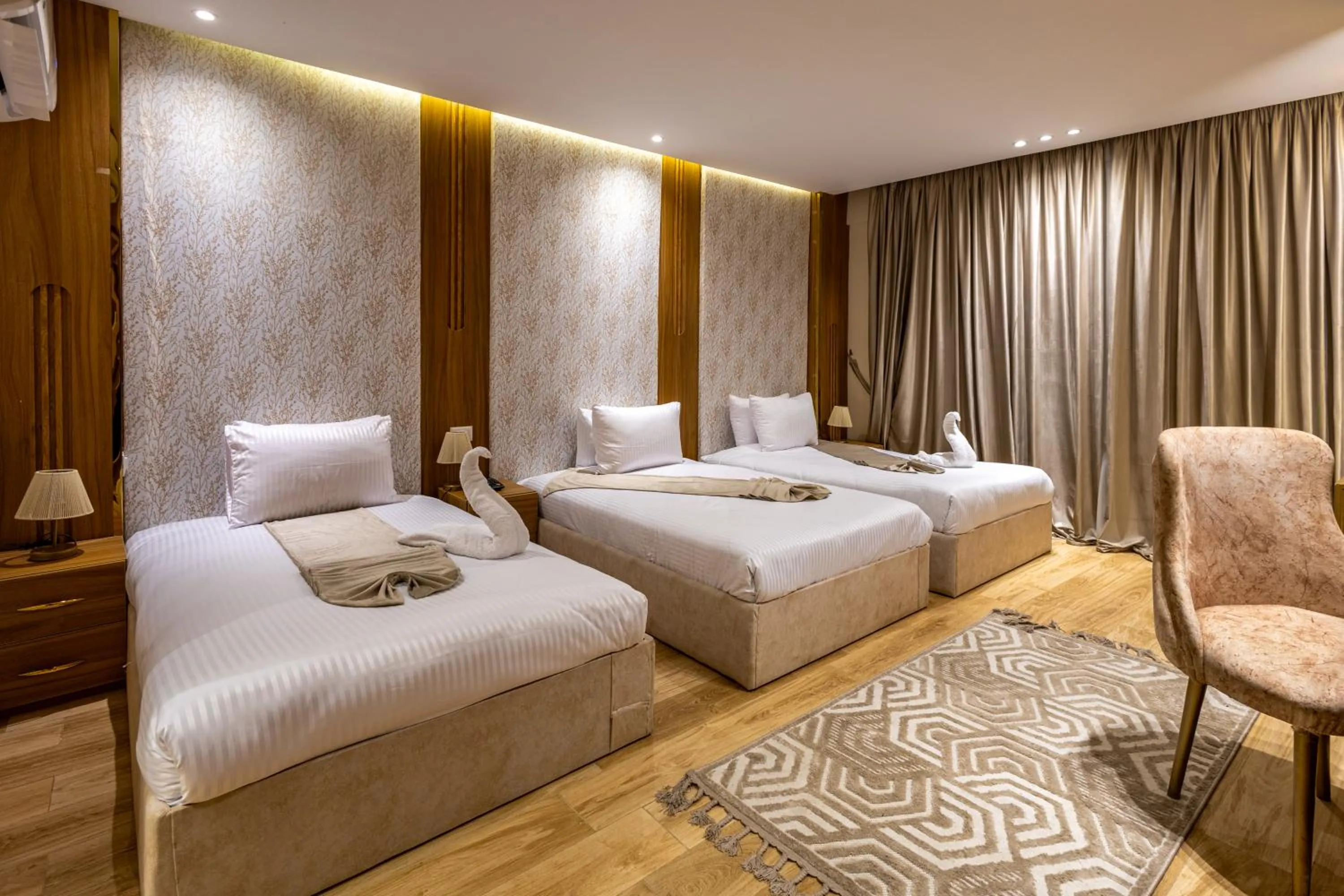 Photo of the whole room, Bed in Pyramids sunrise inn