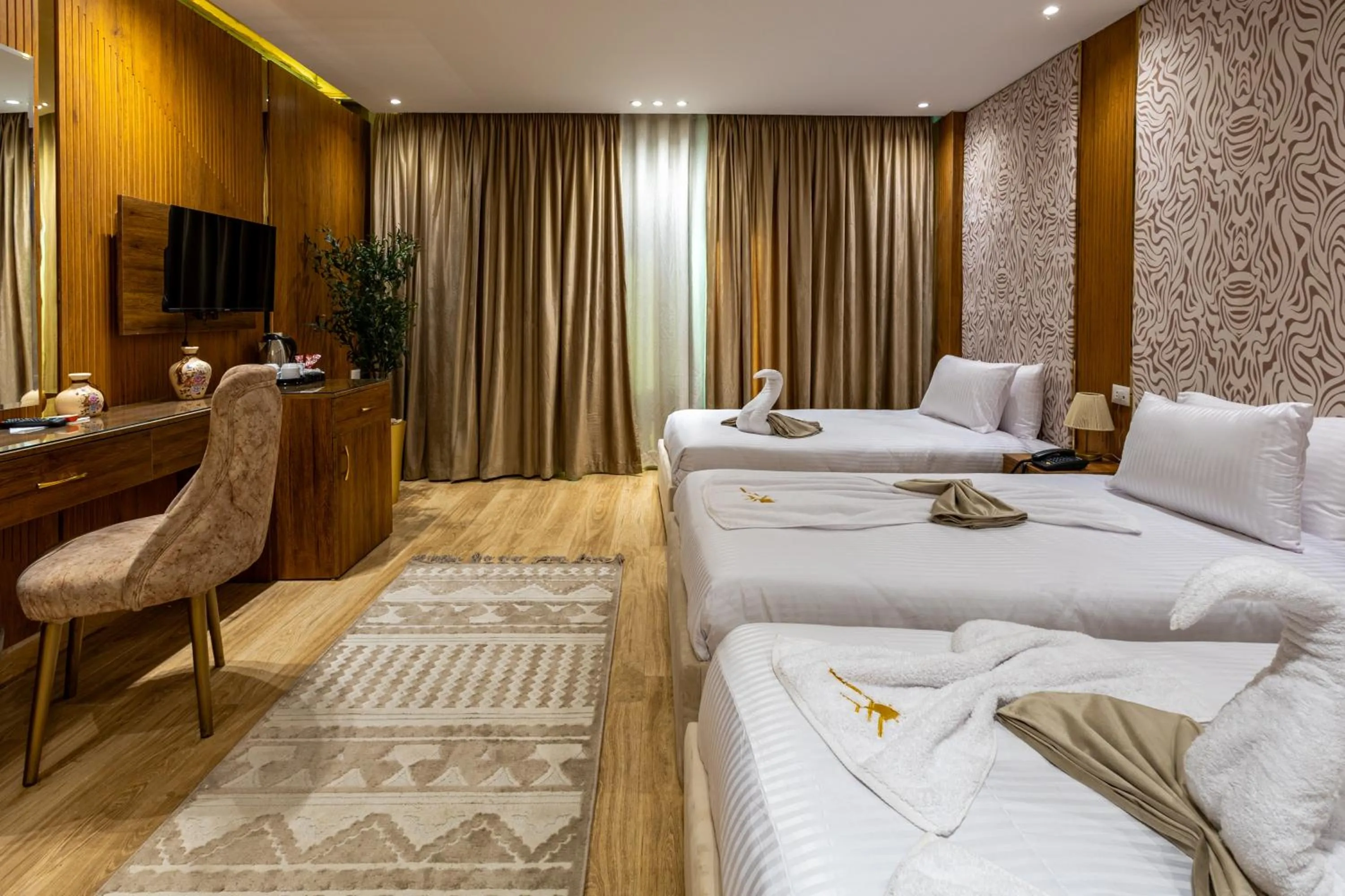 Photo of the whole room, Bed in Pyramids sunrise inn