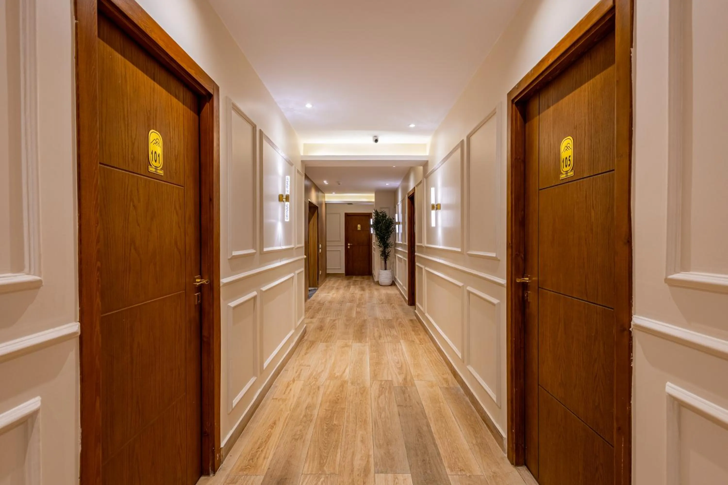 wardrobe in Pyramids sunrise inn