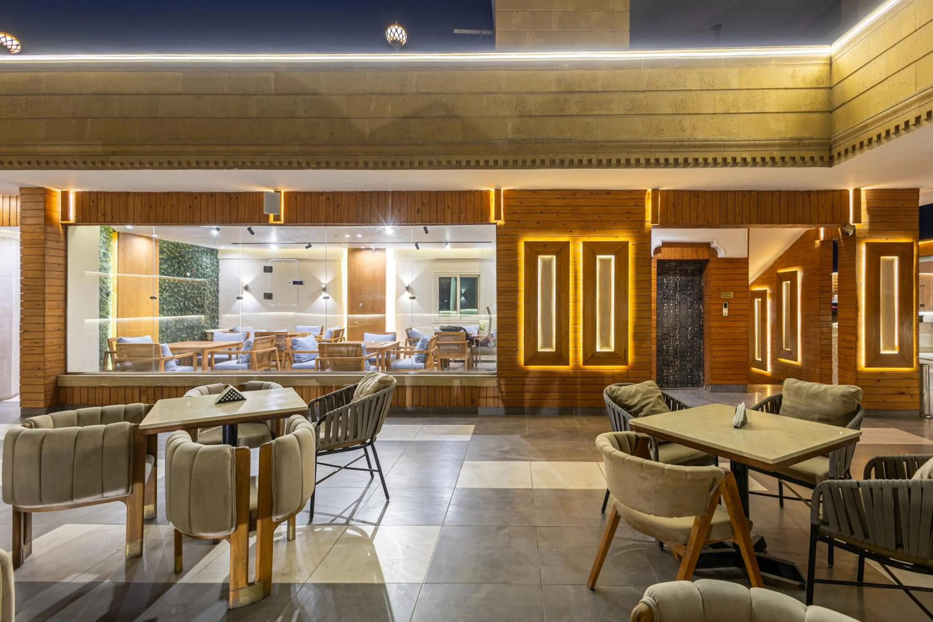 Restaurant/places to eat in Pyramids sunrise inn