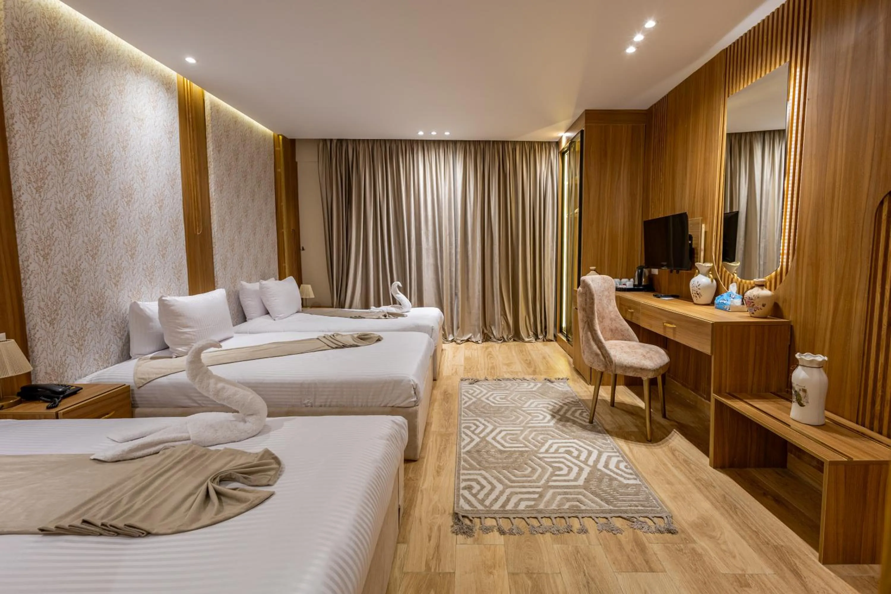 Photo of the whole room, Bed in Pyramids sunrise inn