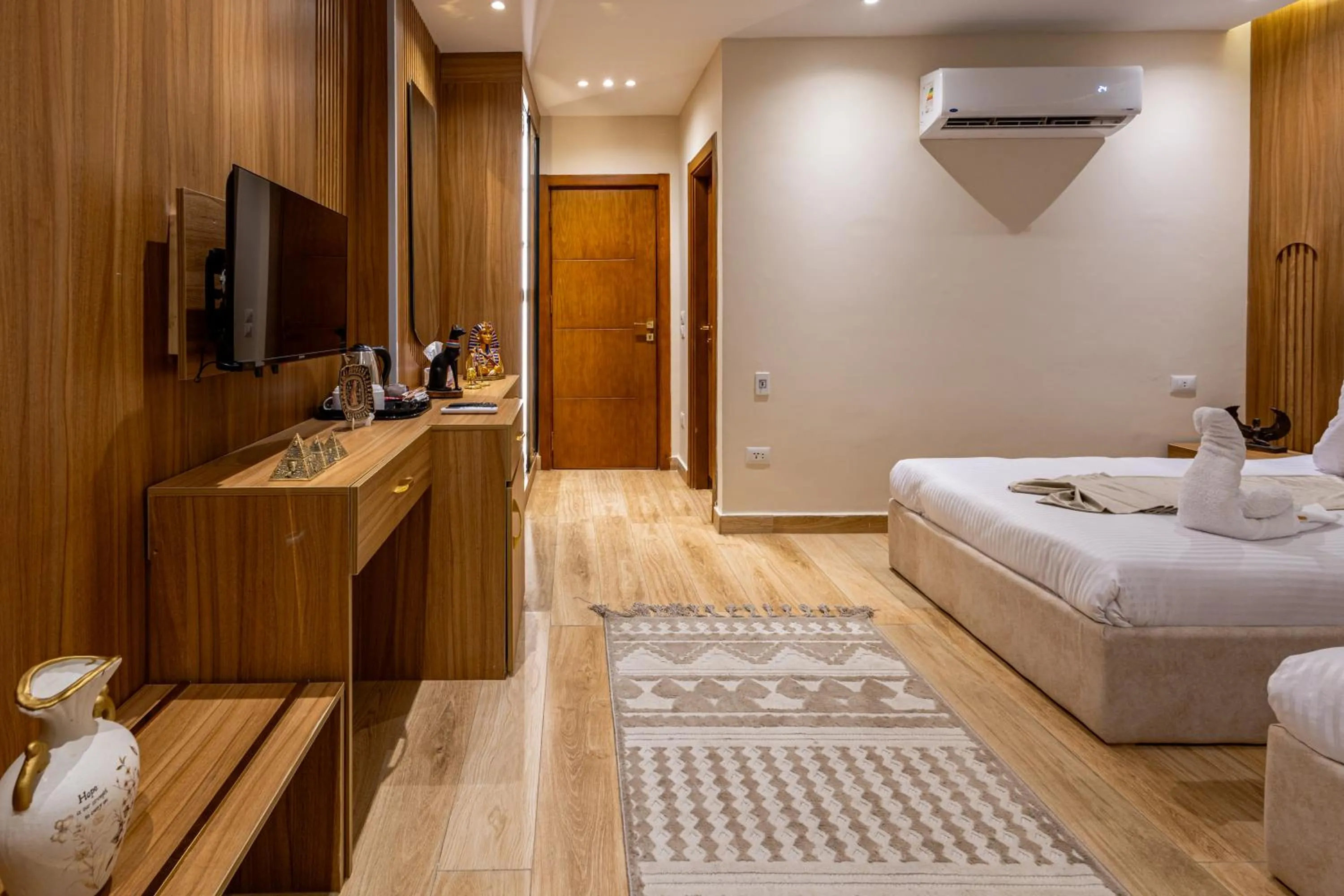 TV and multimedia, Bed in Pyramids sunrise inn