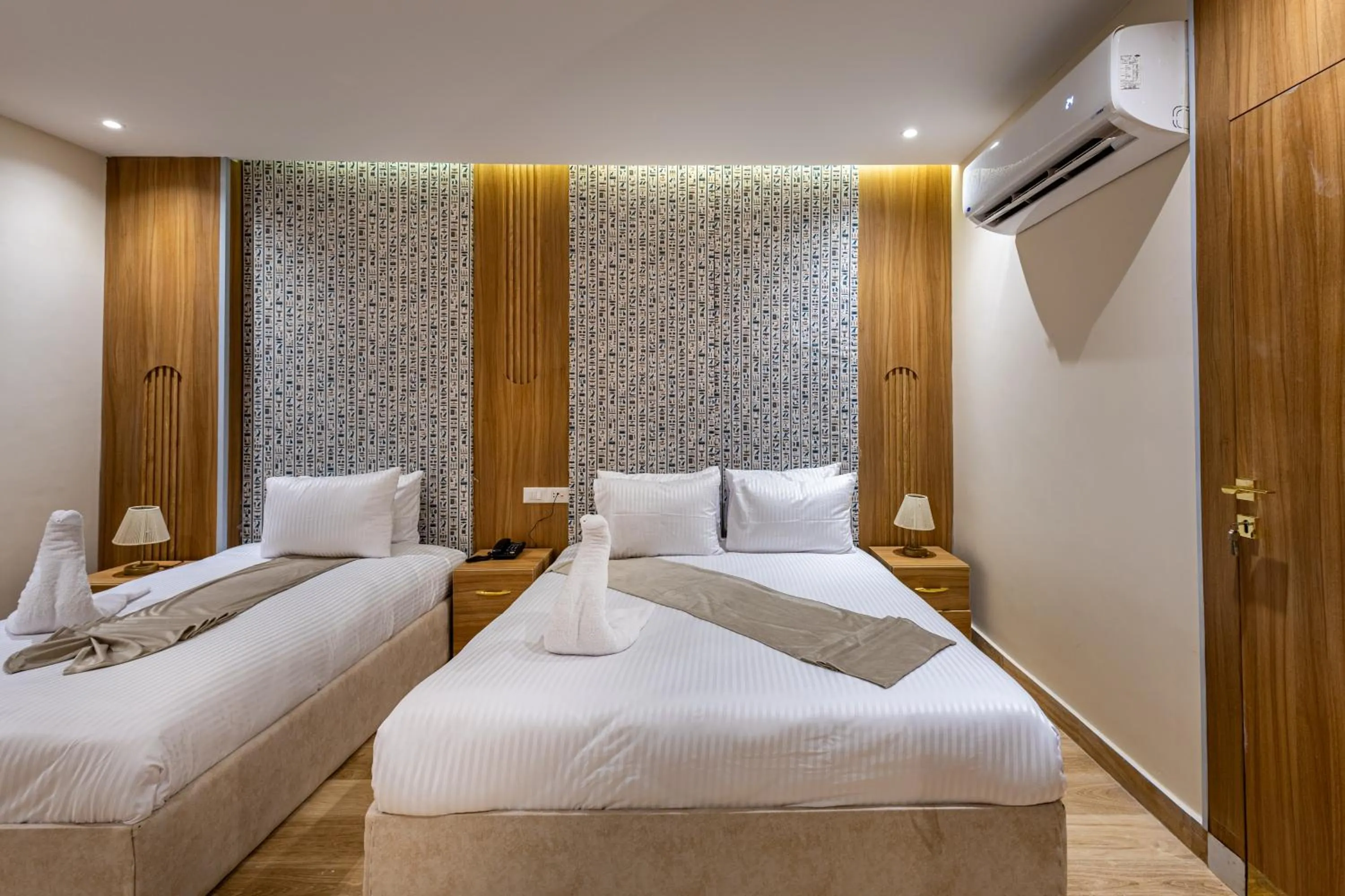 Photo of the whole room, Bed in Pyramids sunrise inn